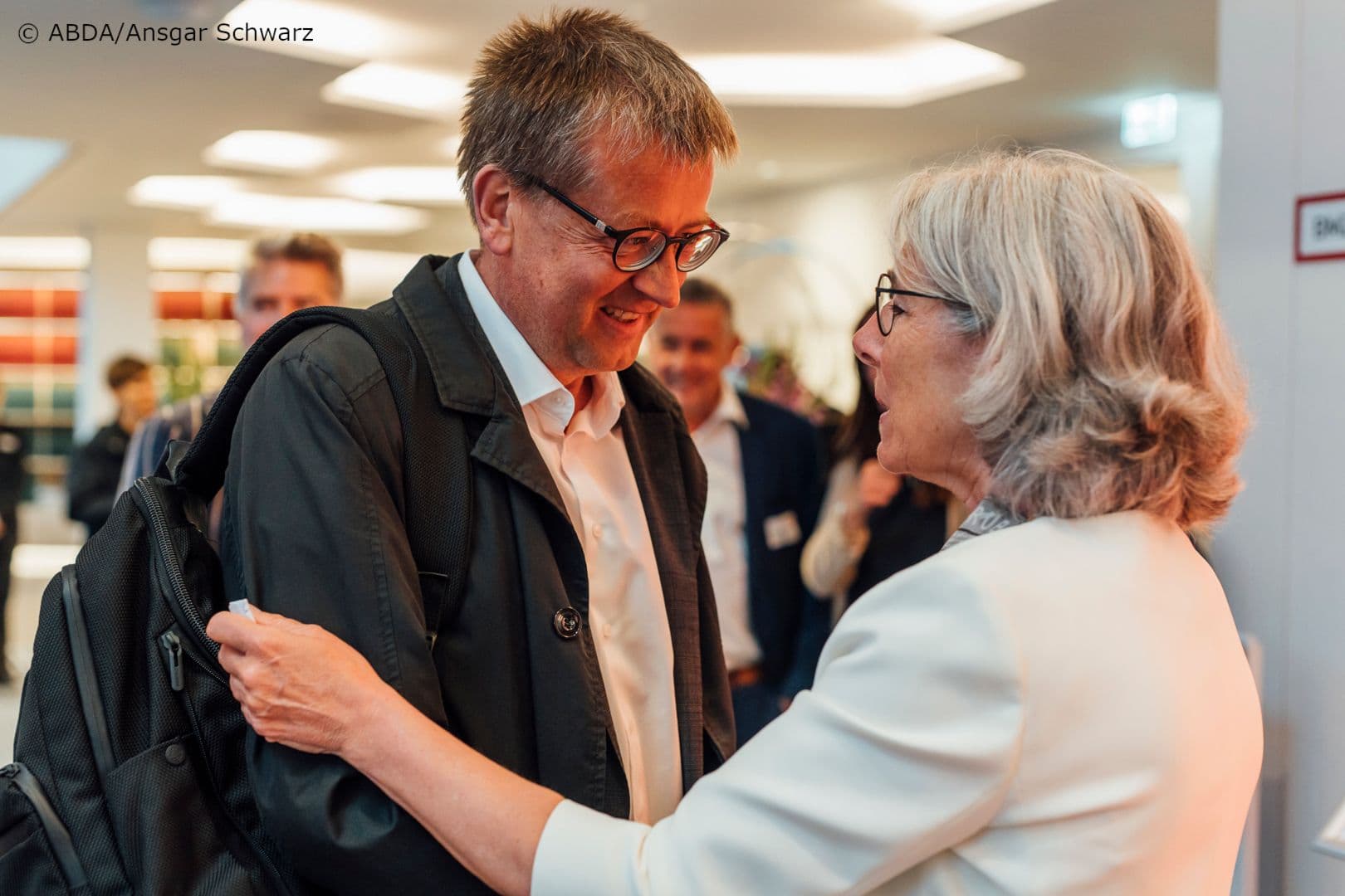 Gabriele Regina Overwiening (ABDA) begrüßt den Sucht- und Drogenbeauftragten Burkhard Blienert.
