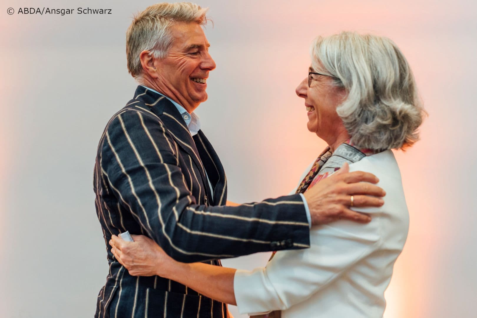 Freuen sich über ein Wiedersehen  – Han Steutel (vfa) und Gabriele Regina Overwiening (ABDA)