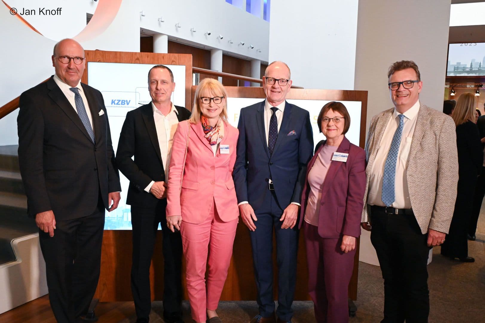 Karl-Georg Pochhammer (KZBV), Axel Maag (Landeszahnärztekammer Baden-Württemberg) mit Ehefrau Karin Maag (G-BA), Martin Hendges (KZBV), Ursula Nonnenmacher (Gesundheitsministerin Land Brandenburg), Christoph Benz (BZÄK) (v.l.n.r.)