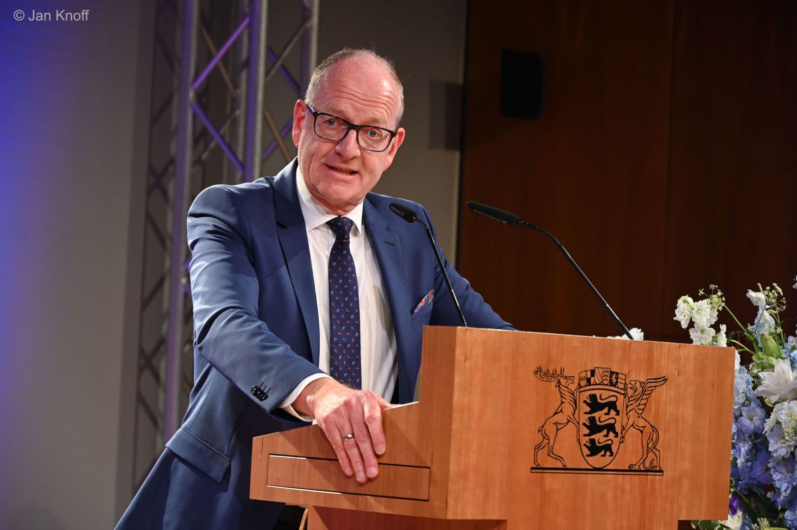 Martin Hendges, KZBV-Vorstandsvorsitzender, eröffnet das Frühjahrsfest von KZBV und BZÄK.