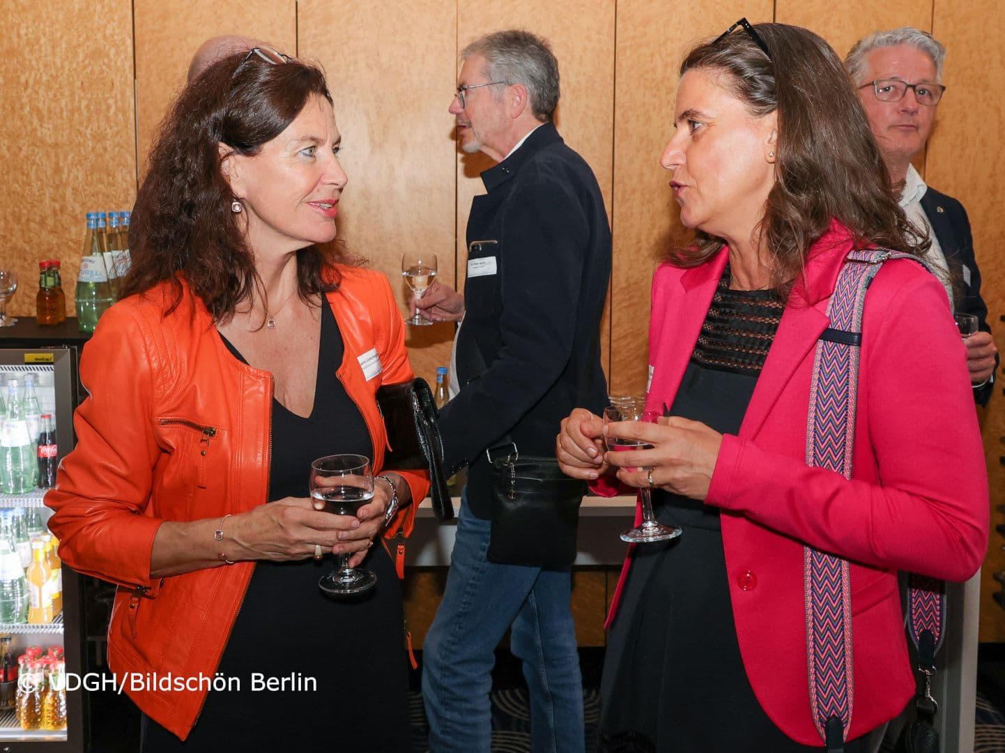 Karin Listringhaus (BIT Analytical Instruments) (l.) im Gespräch mit  Stefanie Giesener (DiaSys)