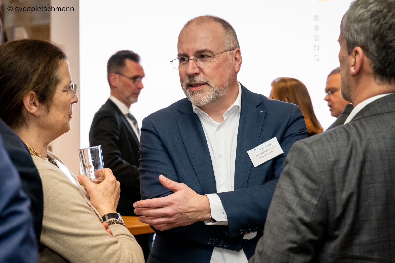 Selbstbewusster Auftritt in der Höhle des Löwen: Johannes Bauernfeind (AOK Baden-Württemberg) mit Gloria von Schorlemer (Pro Generika)