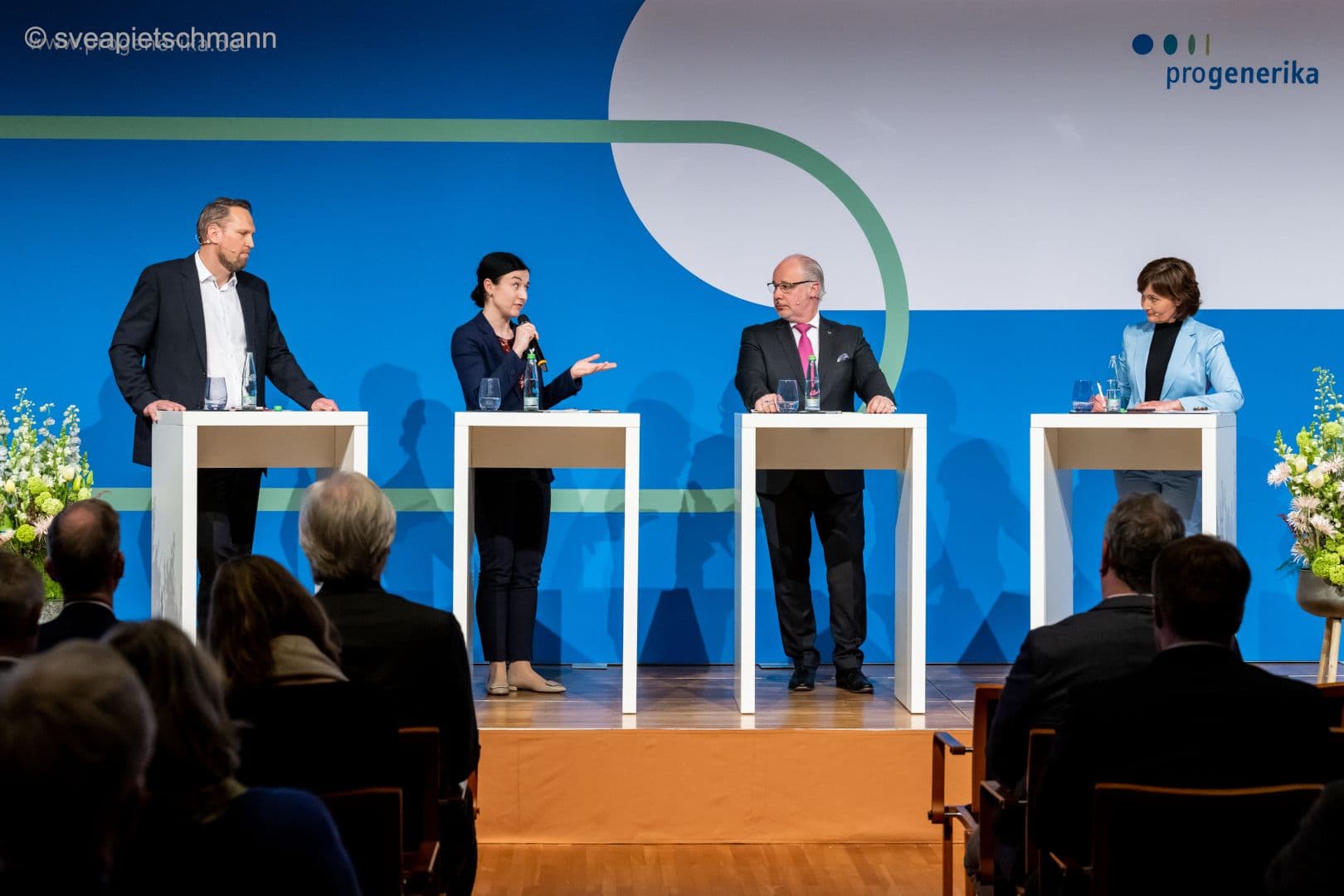 Erst der Podiumstalk, dann Frühlingsfest von Pro Generika: Andreas Burkhardt (Pro Generika), Paula Piechotta MdB (Bündnis 90/Die Grünen), Georg Kippels MdB (CDU) und Moderatorin Monika Jones (v.l.n.r.)