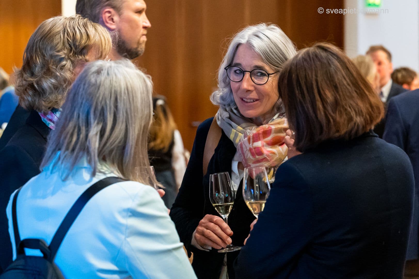Gabriele Regina Overwiening (ABDA) im angeregten Gespräch