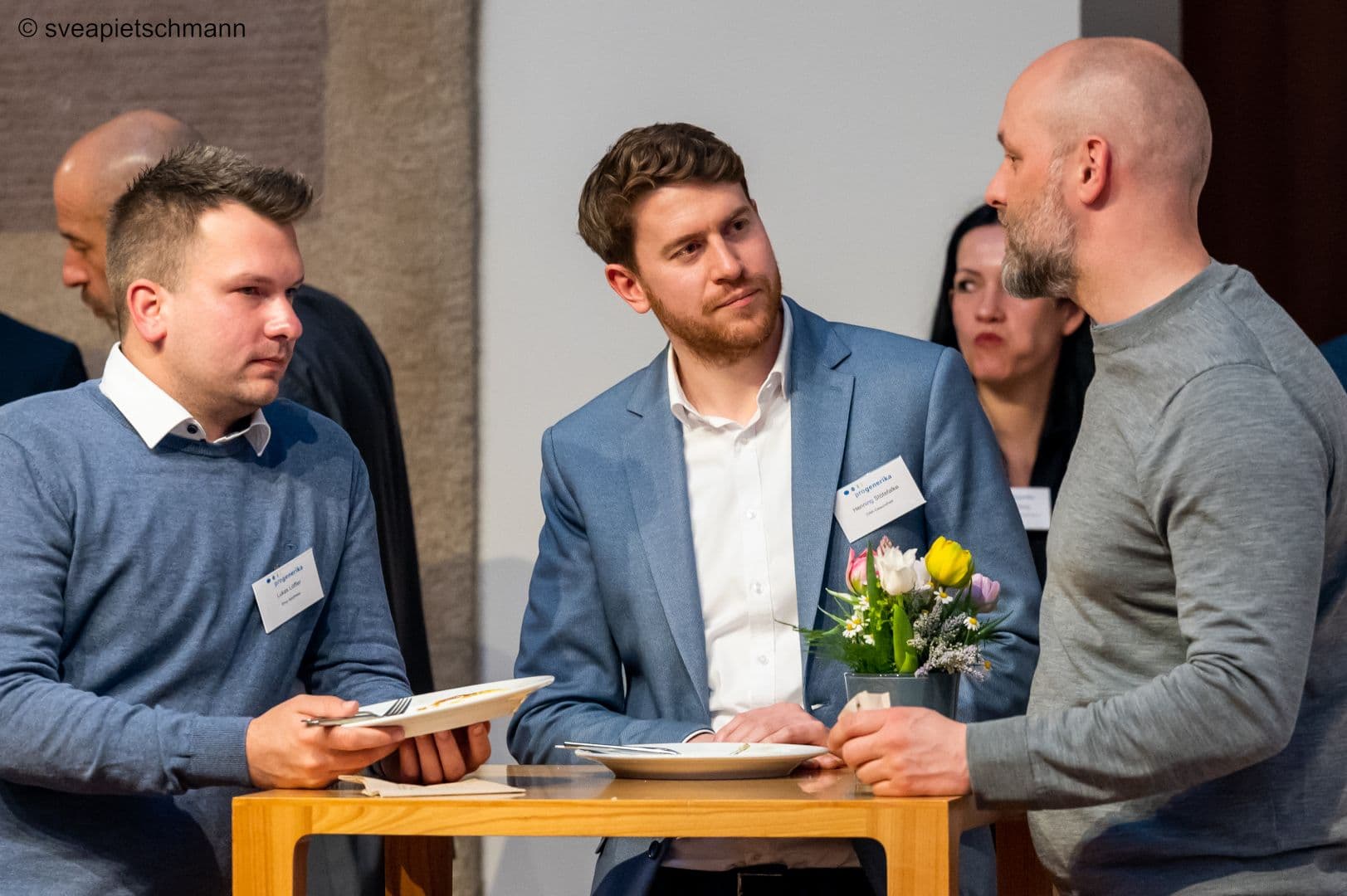 Lukas Löffler (Shop Apotheke) und Henning Stötefalke (DAK-Gesundheit) mit Kai Joachimsen (BPI) (v.l.n.r.)