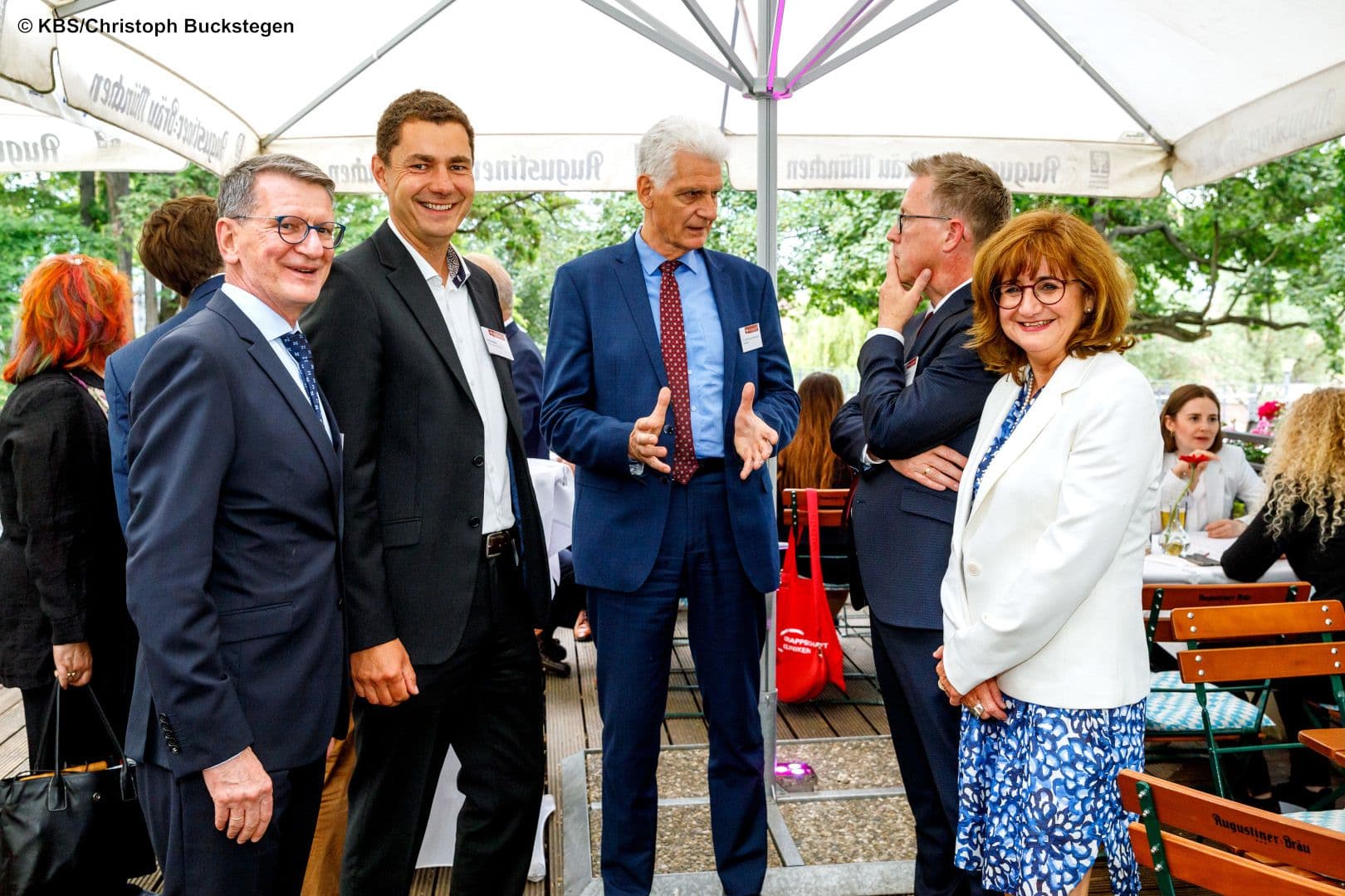 Andreas Gülker (KBS), Raik Nowka (Stiftung Härtefallfonds), Staatssekretär Rolf Schmachtenberg (BMAS), Michael Weberink und Bettina am Orde (beide KBS) (v.l.n.r.)