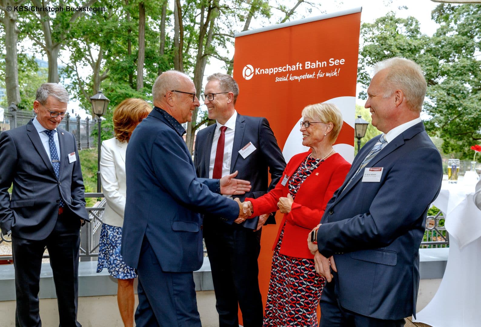 Michael Gerdes MdB (SPD) begrüßt herzlich die stellvertretende Vorstandsvorsitzende der KBS Edeltraud Glänzer (2.v.r.)