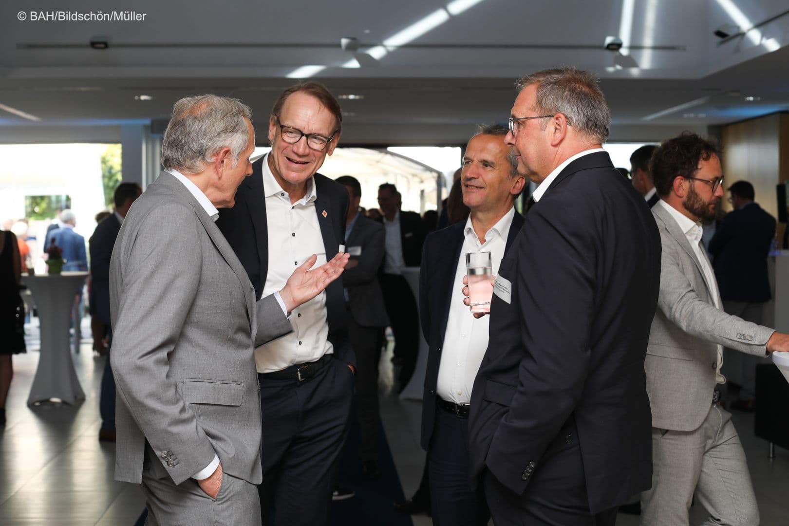 Hubertus Cranz (BAH) spricht vielleicht zur anstehenden Fusion zu Thomas Preis (Apothekerverband Nordrhein), Michael Hennrich (BAH) und Karl Broich (BfArM) (v.l.n.r.)