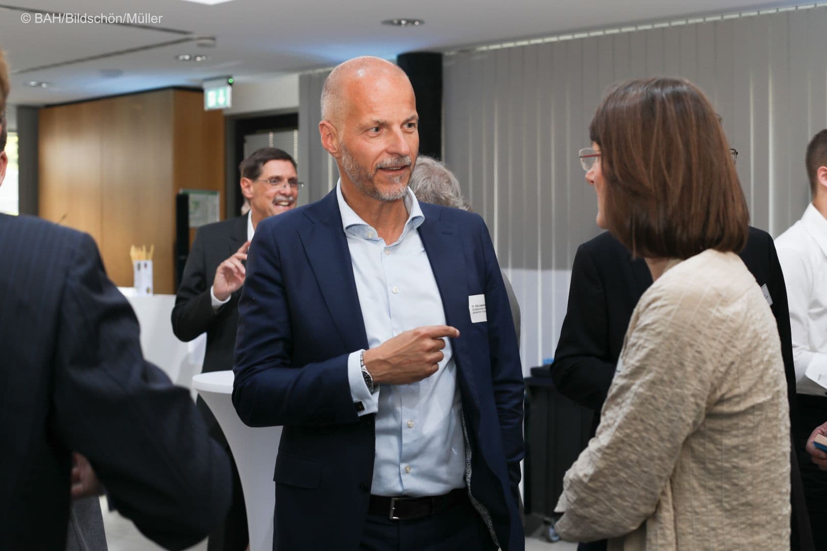 Kai Joachimsen (BPI) und Henriette Starke (APOGEPHA Arzneimittel)