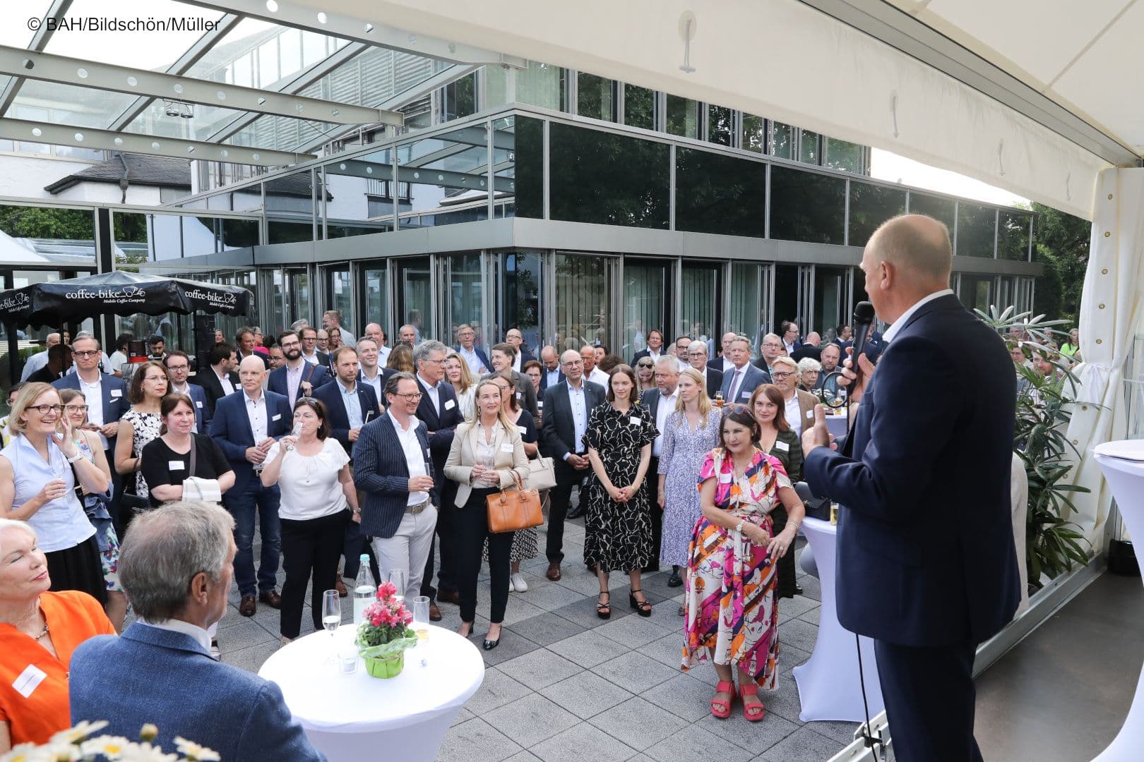 Vorstandsvorsitzender Jörg Wieczorek eröffnet das Sommerfest des BAH in Bonn.
