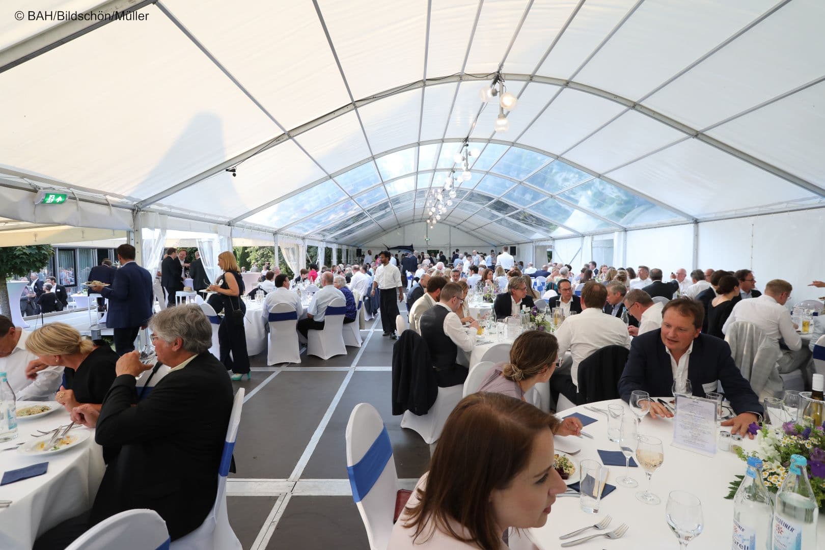 Die illustre Gesellschaft beim Sommerfest des BAH