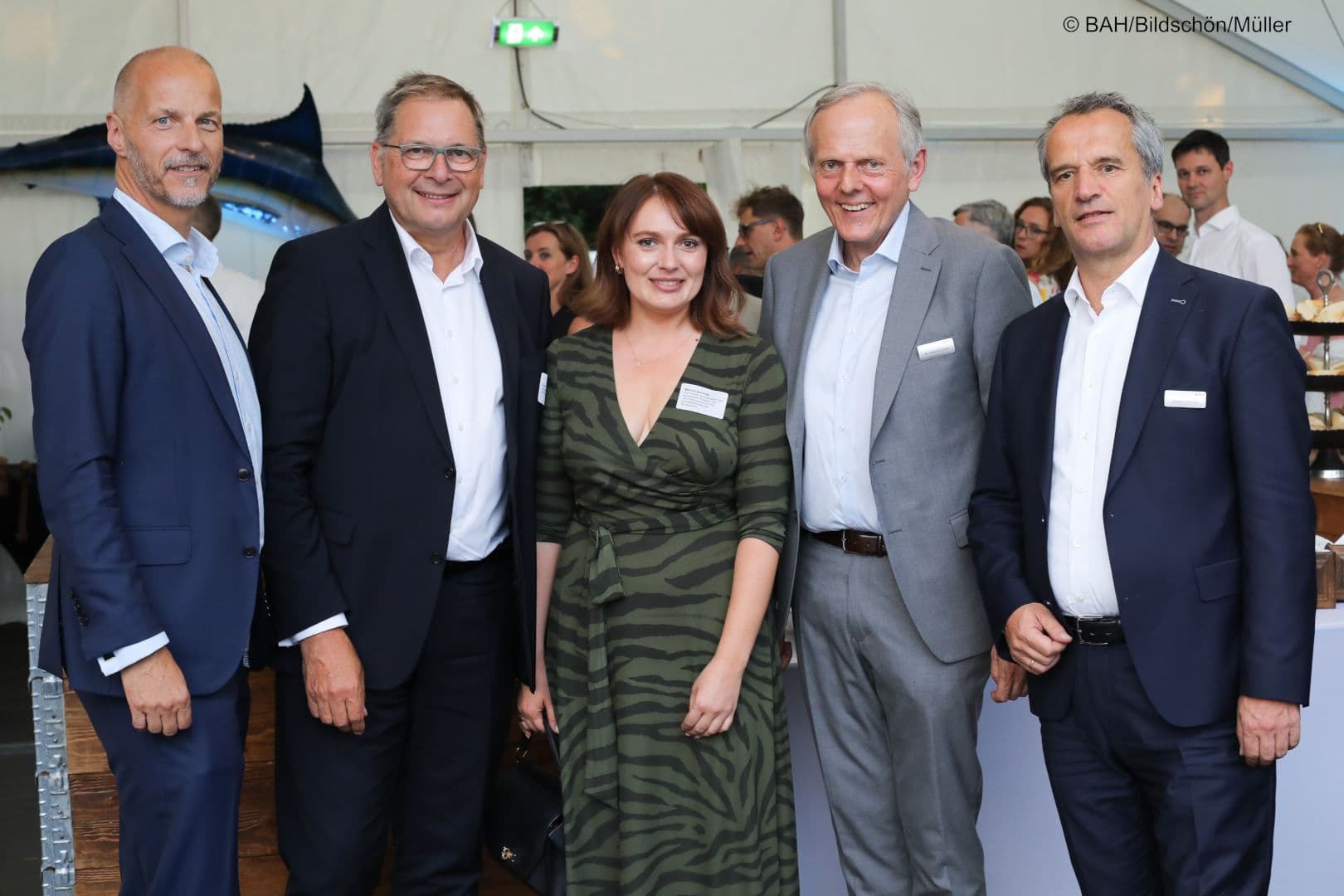 Gruppenbild mit der Bundeswehr: Kai Joachimsen (BPI), Karl Broich (BfArM), Marina Schmidt (Kommando Sanitätsdienst der Bundeswehr), Jörg Wieczorek, Hubertus Cranz, Michael Hennrich (alle BAH) (v.l.n.r.)