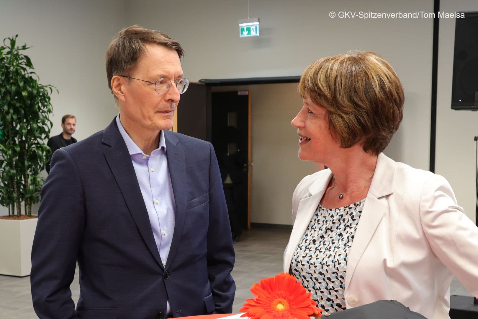 Bestimmt tritt Doris Pfeiffer (GKV-Spitzenverband) dem Bundesgesundheitsminister gegenüber.