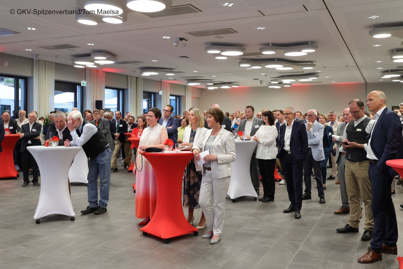 Ein Blick in den Saal auf die Zuhörer beim Sommerfest des GKV-Spitzenverbandes