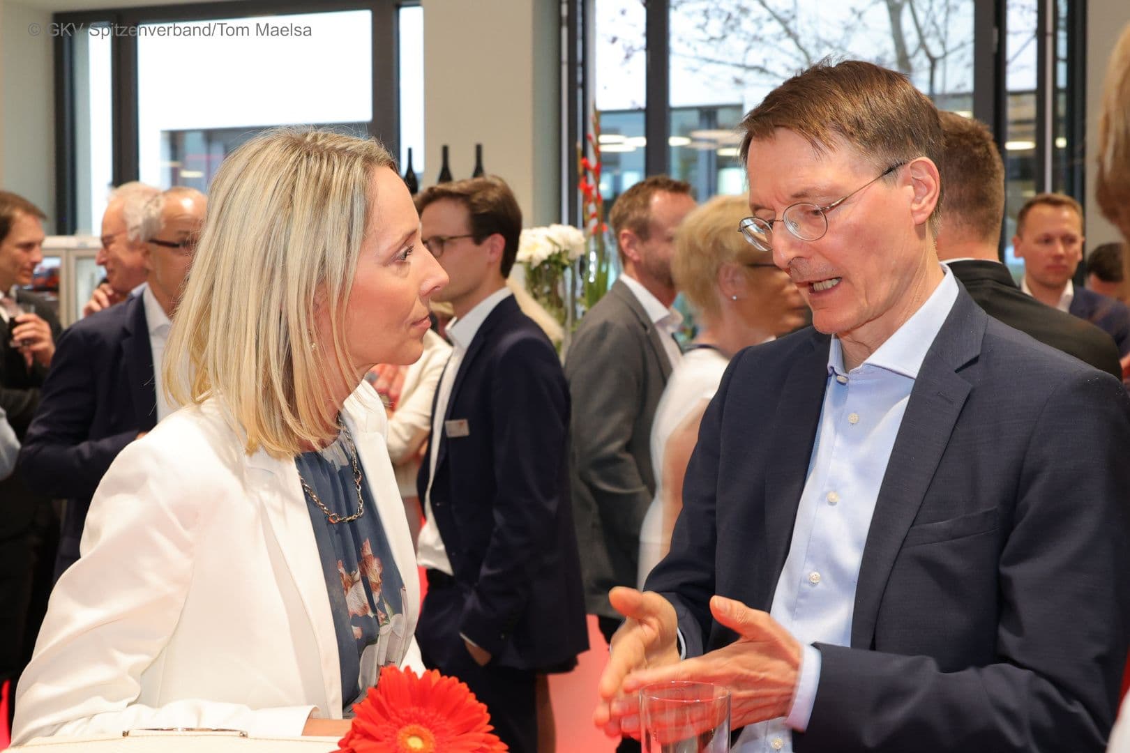 Vielleicht erklärt Minister Karl Lauterbach Stefanie Stoff-Ahnis die neuesten Vorschläge der Krankenhausreform.