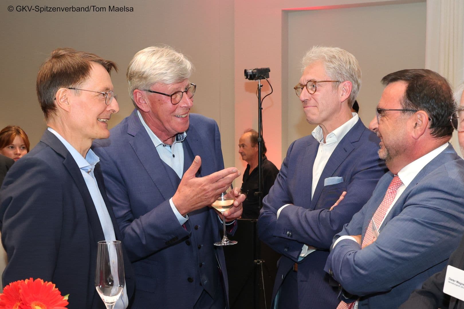 Es geht auch fröhlich mit Minister Karl Lauterbach, Vize-Vorstand des GKV-Spitzenverbandes Gernot Kiefer, KBV-Vorstandsvorsitzenden Andreas Gassen und dem bayerischen Gesundheitsminister Klaus Holetschek (v.l.n.r.)