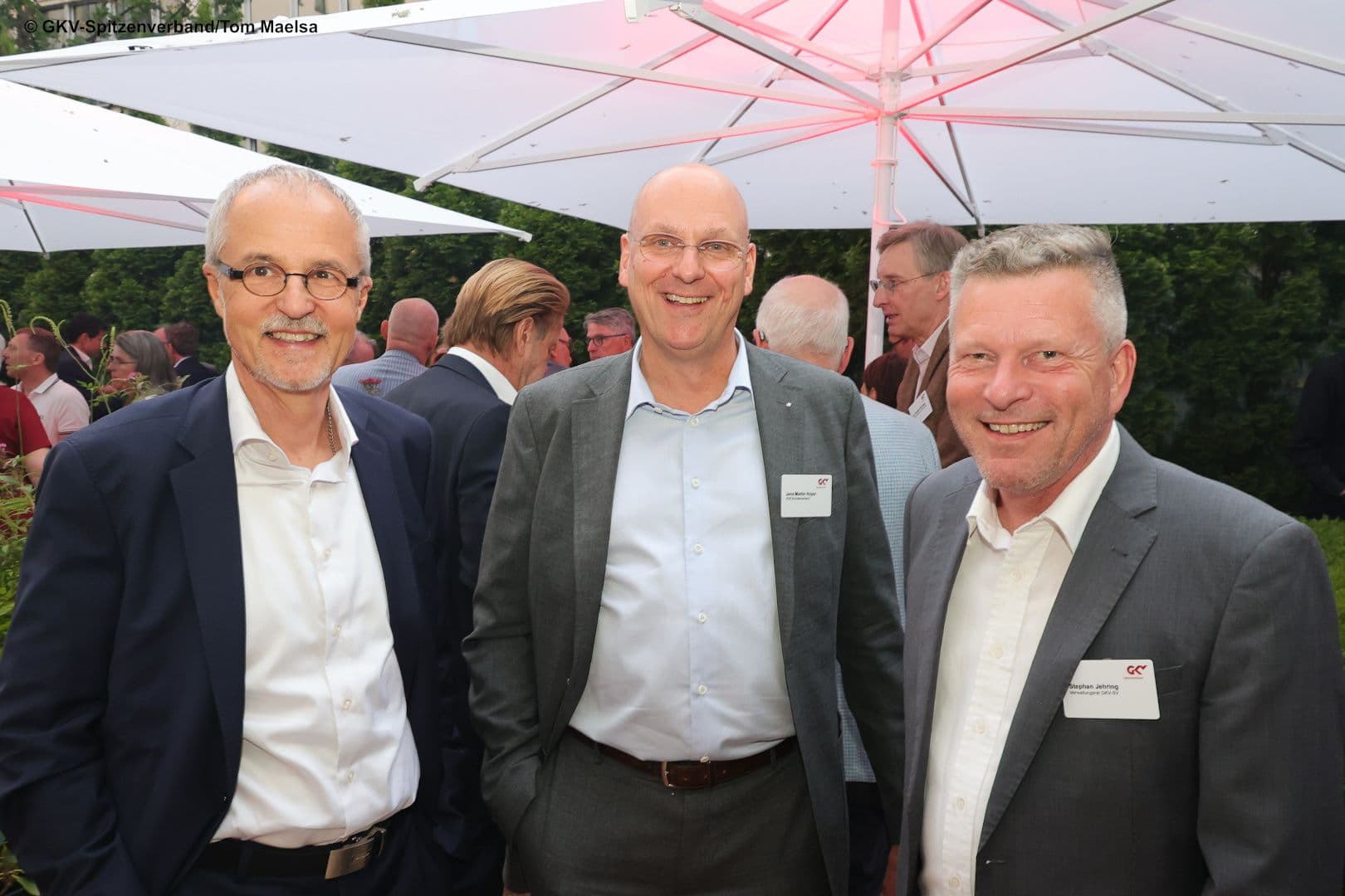Gute Stimmung bei Michael Weller (BMG), Jens Martin Hoyer (AOK-Bundesverband) und Stephan Jehring (GKV-Spitzenverband)