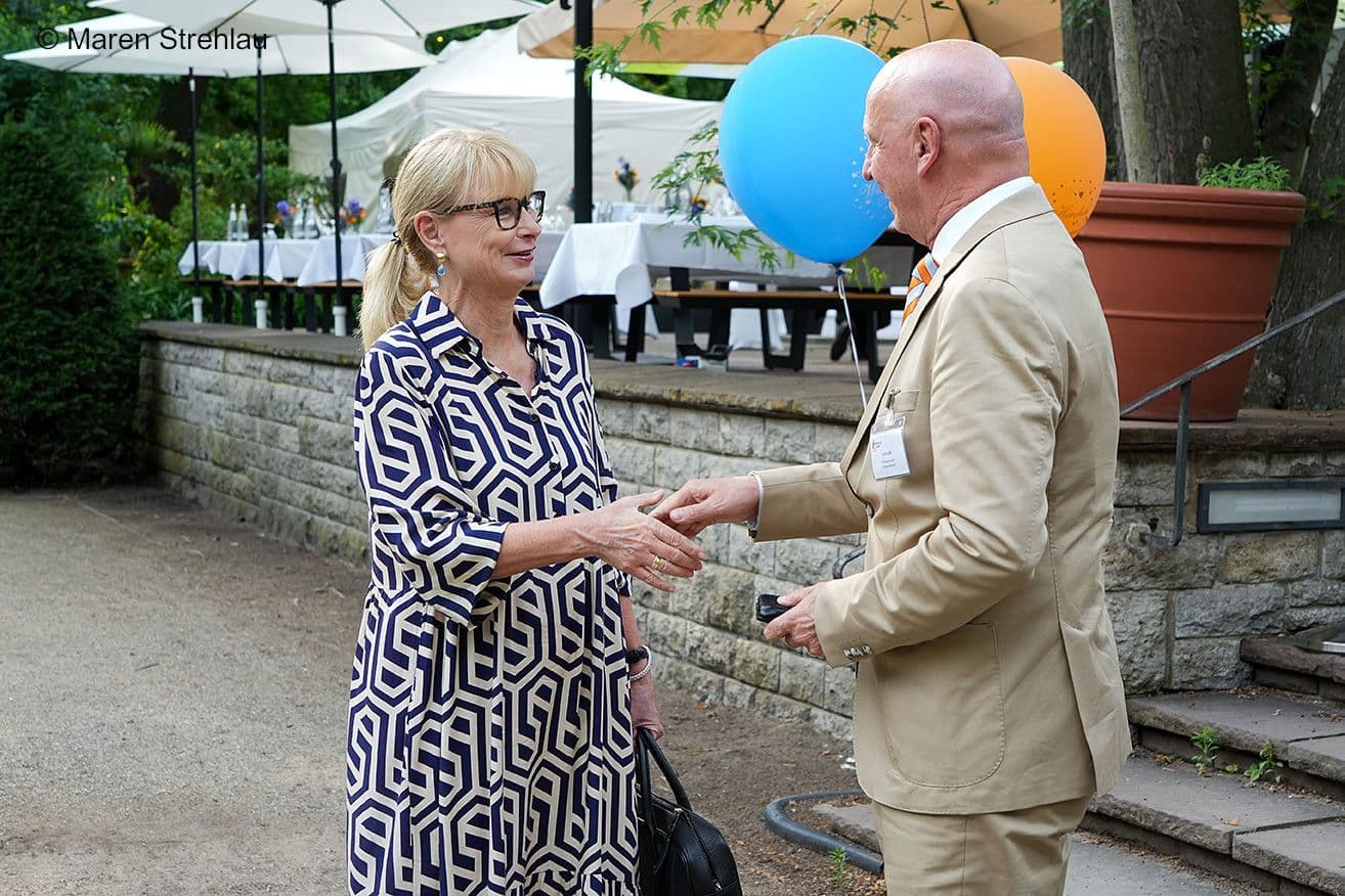 Karin Maag (G-BA) wird herzlich von Armin Ehl (Marburger Bund) begrüßt.