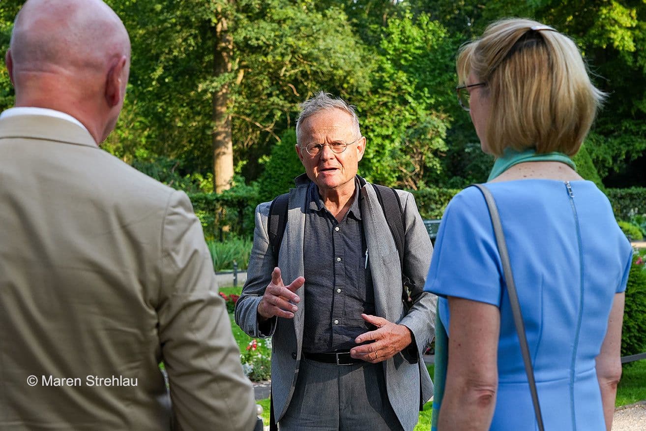 Armin Grau MdB (Grüne) (M.) auf dem Weg zu Armin Ehl (l.) und Susanne Johna (beide Marburger Bund)