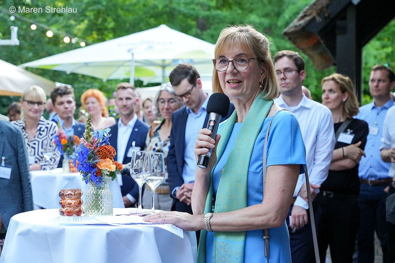 Susanne Johna, 1. Vorsitzende des Marburger Bundes, bei ihrer Eröffnungsrede beim Sommerfest