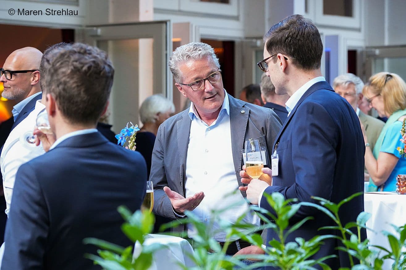 Michael Müller (ALM) (l.) erklärt.