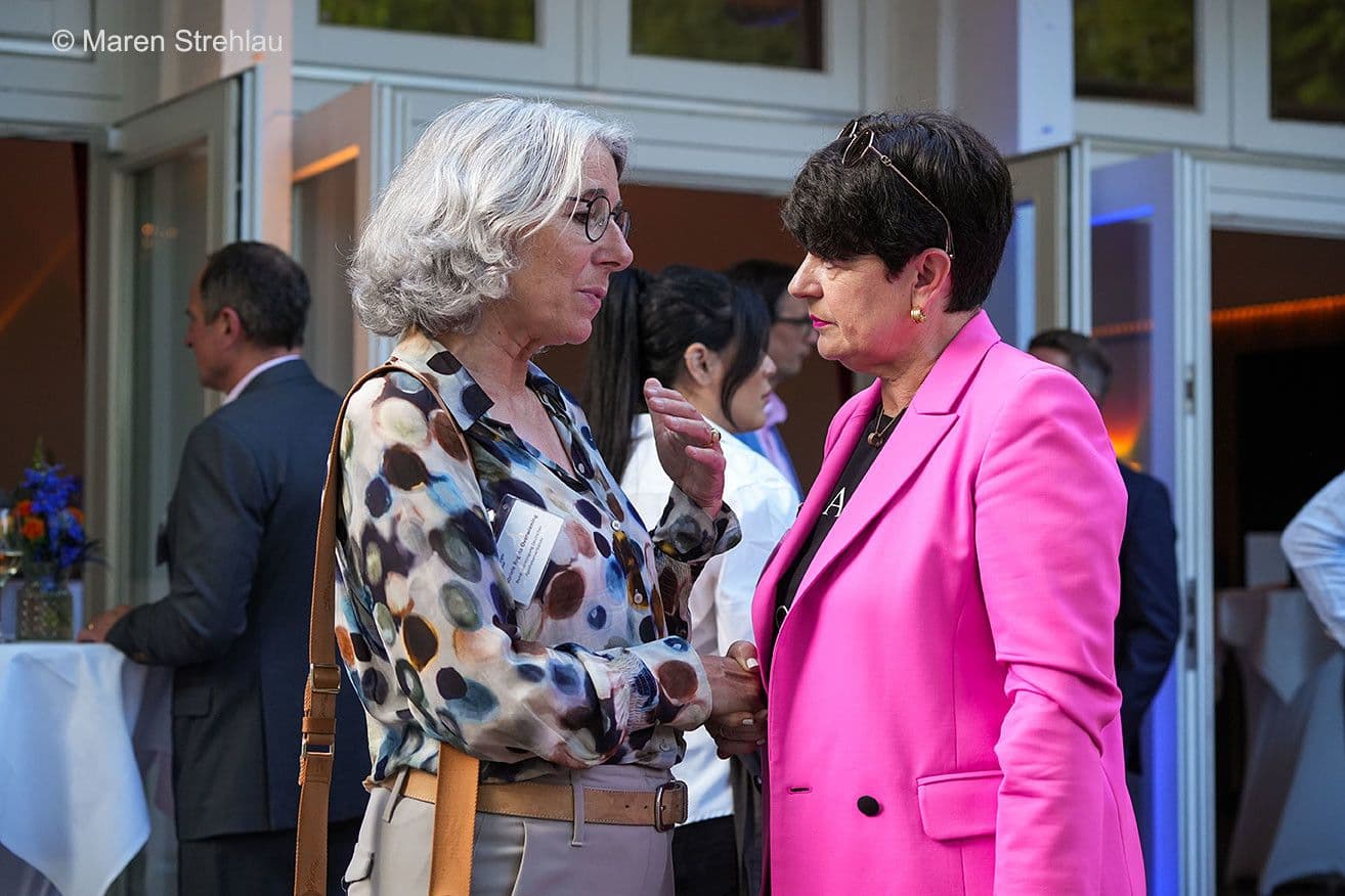 Ernste Gesichter bei Gabriele Regina Overwiening (ABDA) (l.) und Christine Aschenberg-Dugnus MdB (FDP)