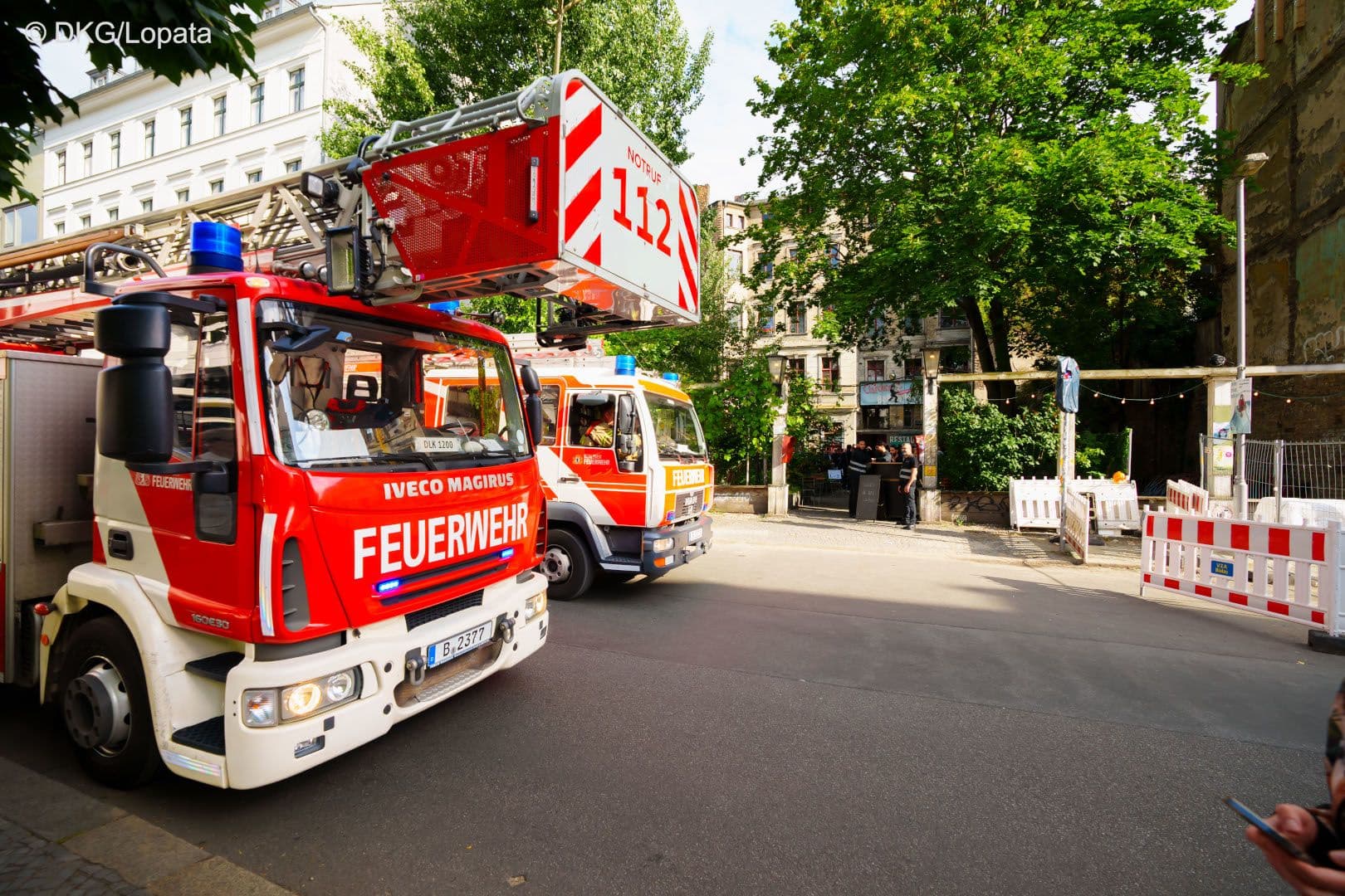 Verschnaufpause für die Berliner Feuerwehr. Nur wenige Meter von Clärchens Ballhaus löscht sie einen Kellerbrand.