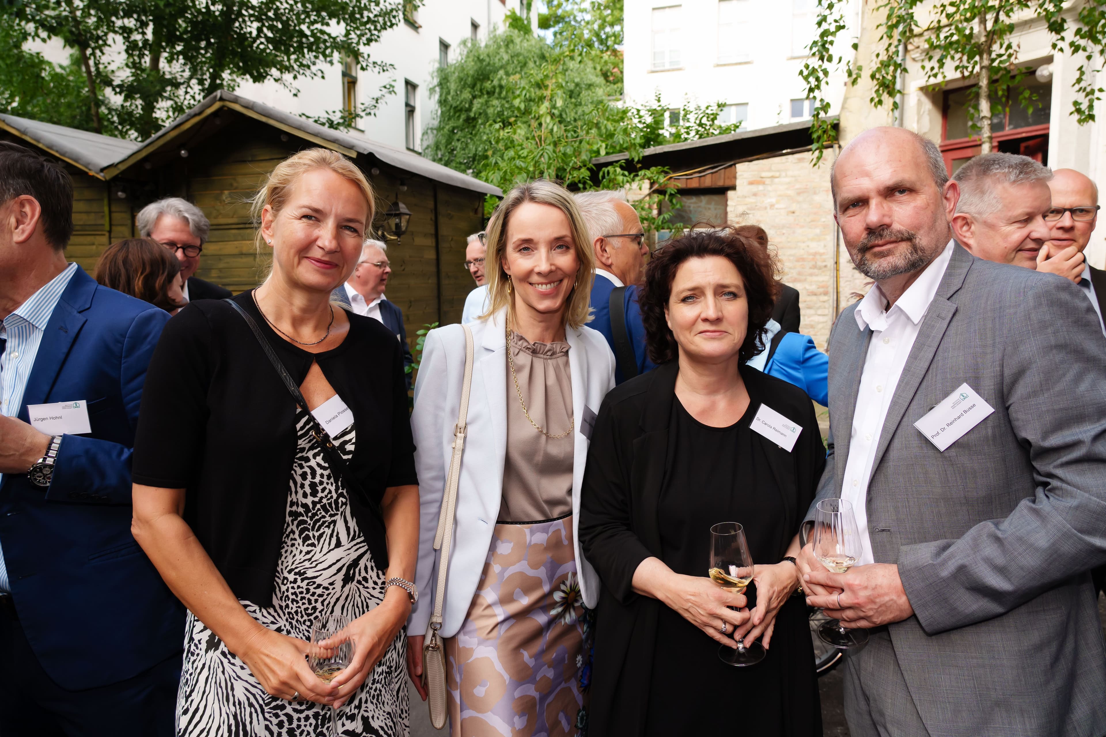 Medizinprodukte, GKV und Wissenschaft zusammen: Daniela Piossek (Paul Hartmann), Stefanie Stoff-Ahnis (GKV-Spitzenverband), Carola Reimann (AOK-Bundesverband), Reinhard Busse (TU Berlin) (v.l.n.r.)