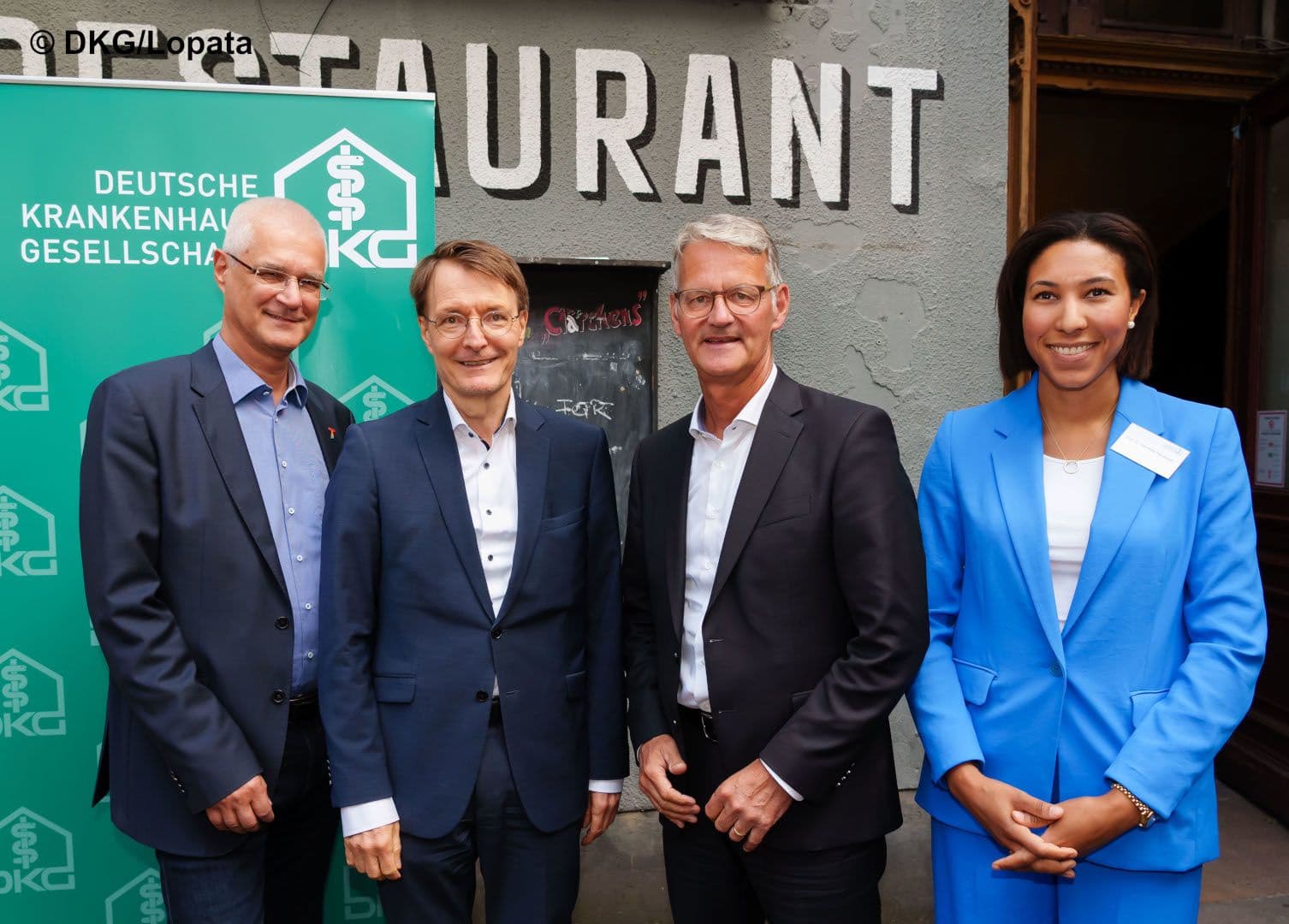 Das Sommerfest der DKG in diesem Jahr in Clärchens Ballhaus. Da darf das Foto der DKG-Führung mit Bundesgesundheitsminister nicht fehlen: Ingo Morell (DKG), Minister Karl Lauterbach, Gerald Gaß, Henriette Neumeyer (beide DKG) (v.l.n.r.)