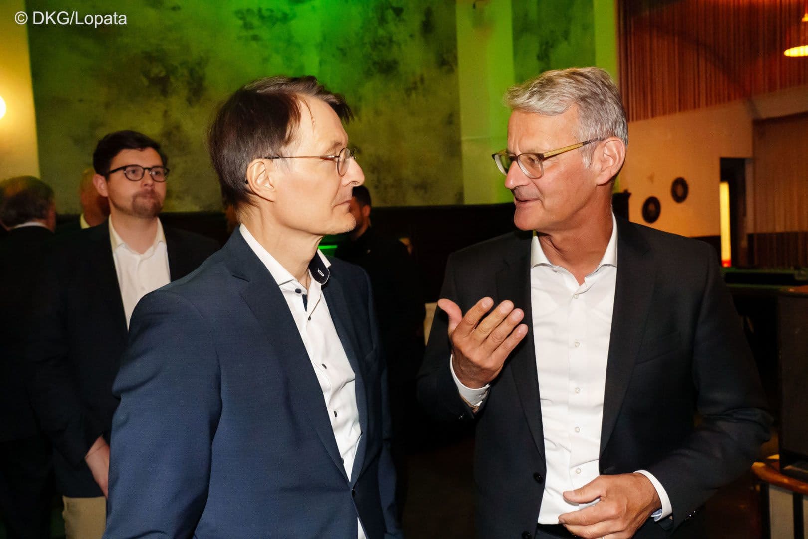 DKG-Vorstandsvorsitzender Gerald Gaß (r.) bei Erläuterungen für Bundesgesundheitsminister Karl Lauterbach