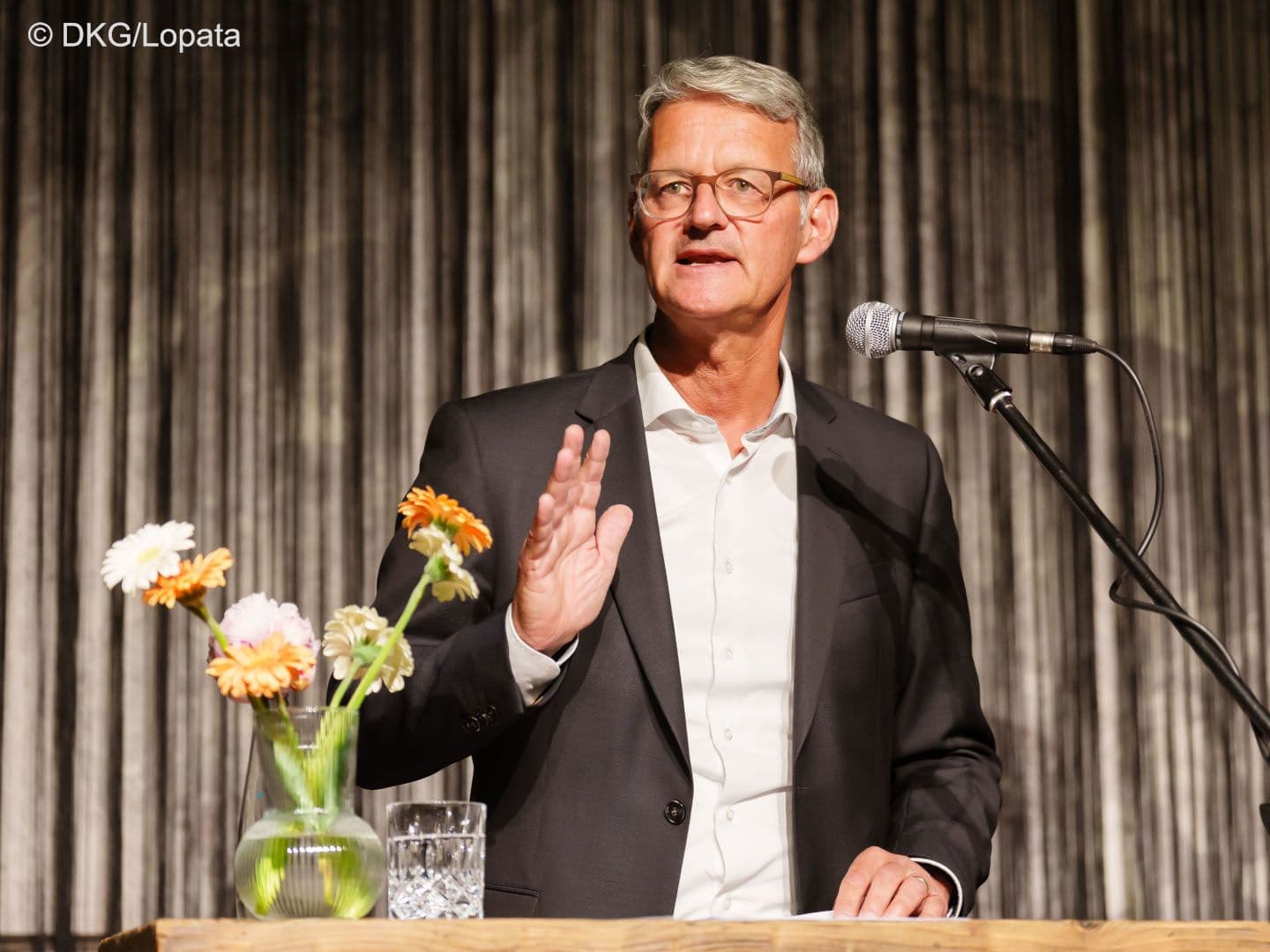 DKG-Vorstandsvorsitzender Gerald Gaß widmet sich während seiner Rede vor allem dem Respekt gegenüber Mitarbeitern der Krankenhäuser.
