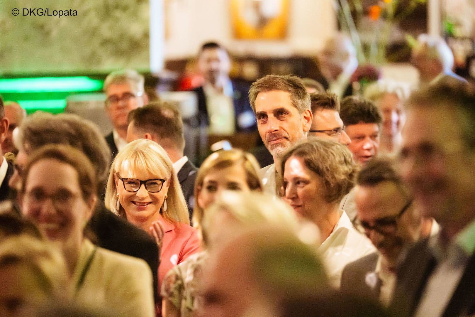 Thomas Kaiser (IQWiG) überragt viele Gäste; im Vordergrund Karin Maag (G-BA).