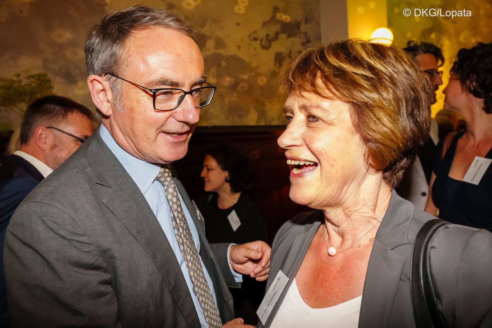 Eine lachende Doris Pfeiffer (GKV-Spitzenverband) mit Christoph Straub (BARMER)