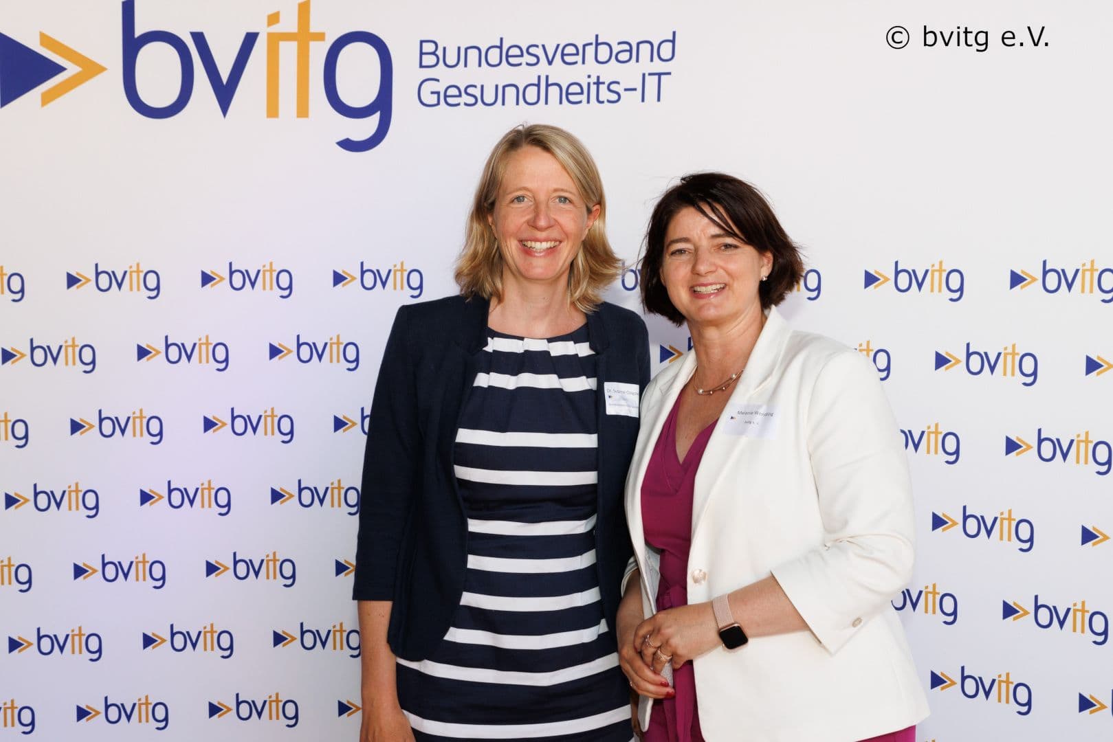 Gut gelaunt beim Sommerfest des Bundesverbandes Gesundheits-IT: Susanne Ozegowski (BMG) (l.) mit bvitg-Geschäftsführerin Melanie Wendling