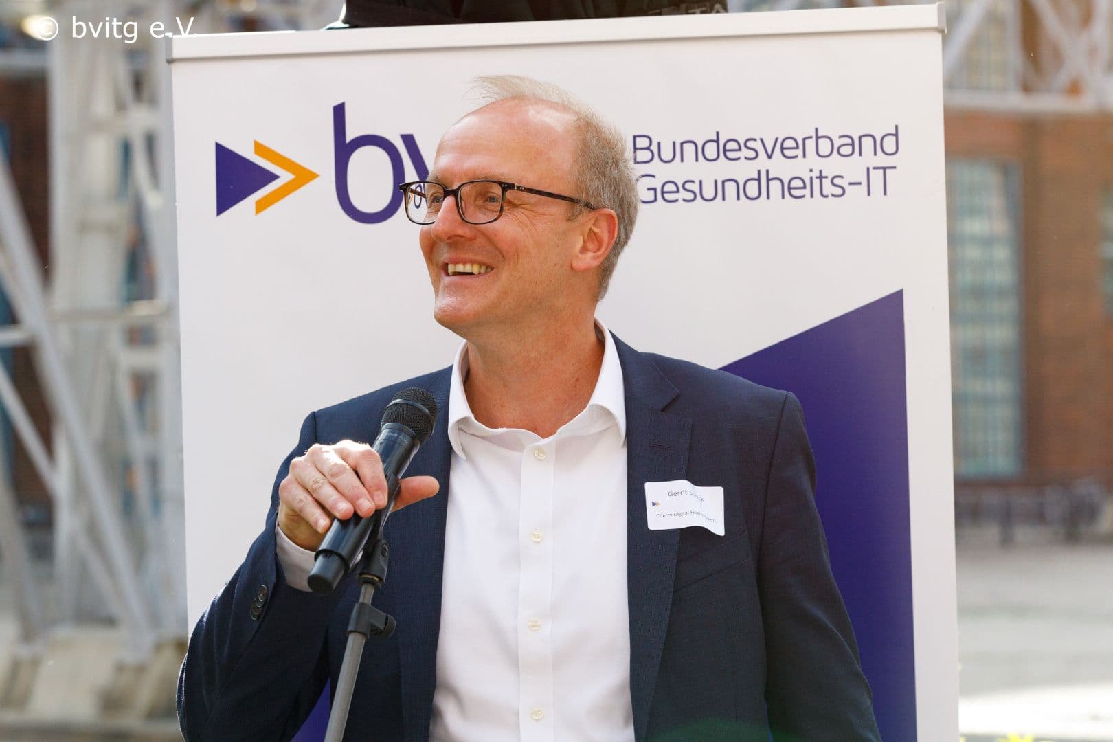 Der Vorstandsvorsitzende des bvitg, Gerrit Schick, begrüßt beim diesjährigen Sommerfest in der Cantinerie.