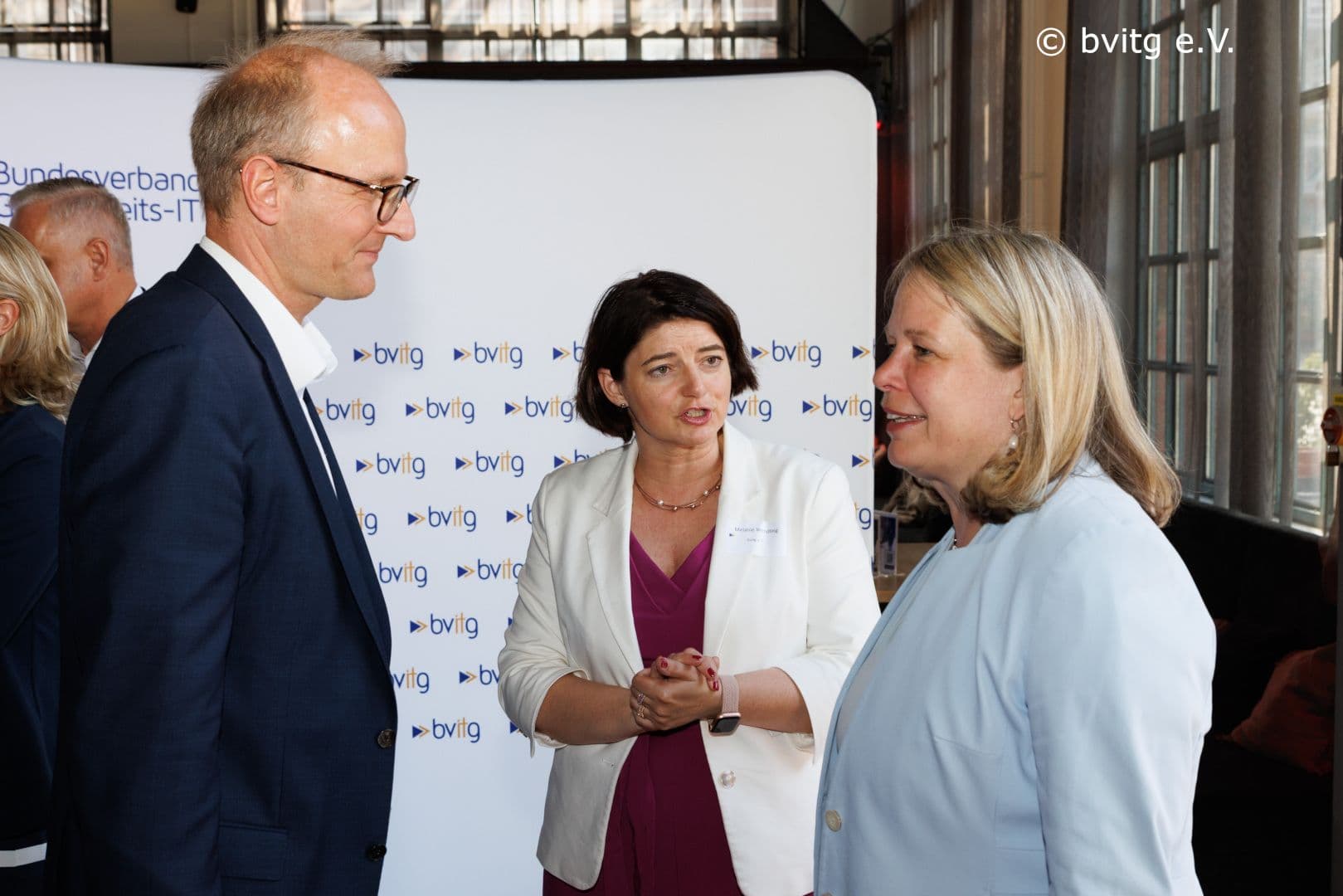 Gerrit Schick, Melanie Wendling (beide bvitg) und Staatssekretärin Antje Draheim (BMG) (v.l.n.r.)