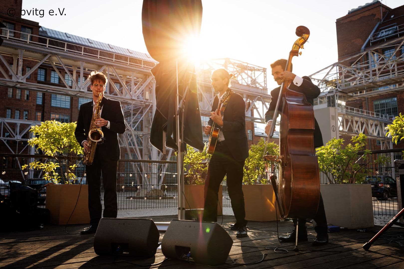 Die Band „Two And A Half Standards“ vor illustrer Kulisse