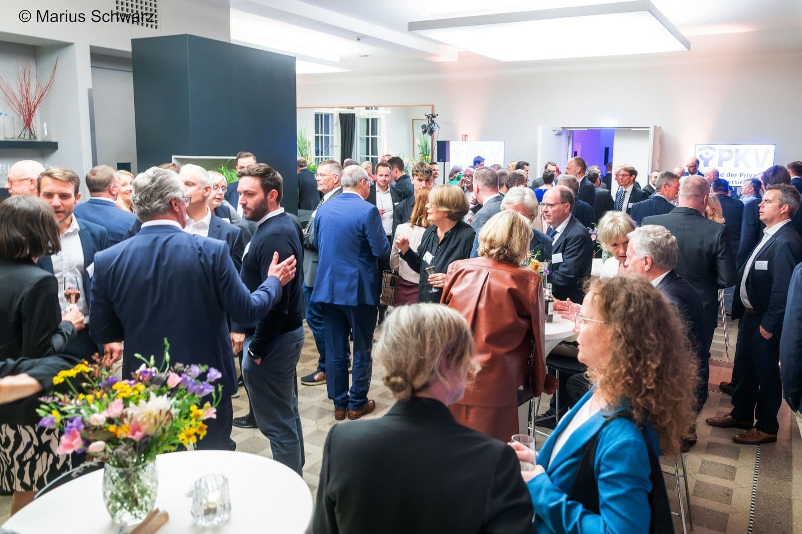 Reden, diskutieren, sich austauschen beim PKV-Herbstfest im Hamburger Bahnhof