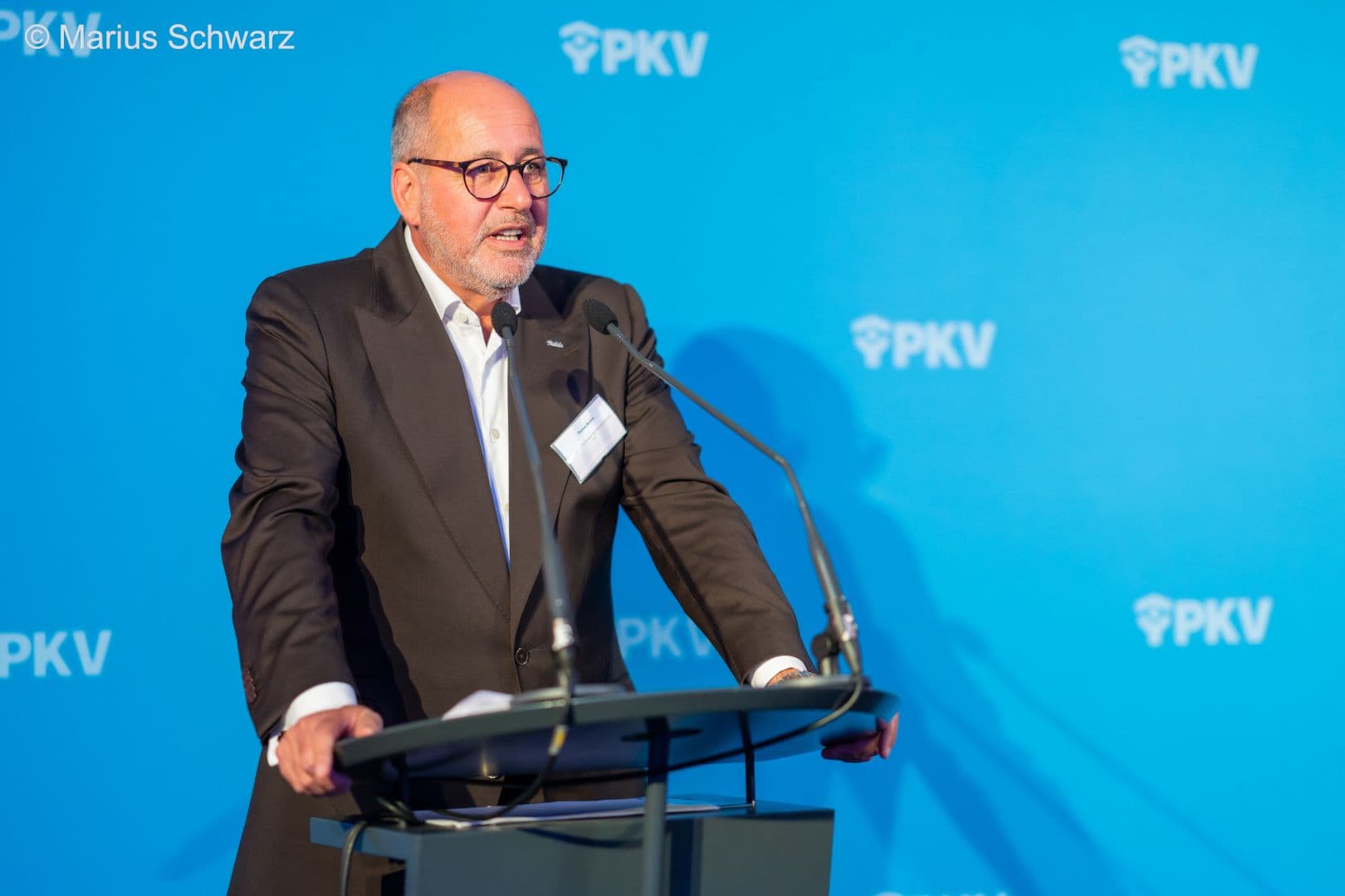 Der Vorstandsvorsitzende des PKV-Verbandes, Thomas Brahm, eröffnet das Herbstfest.