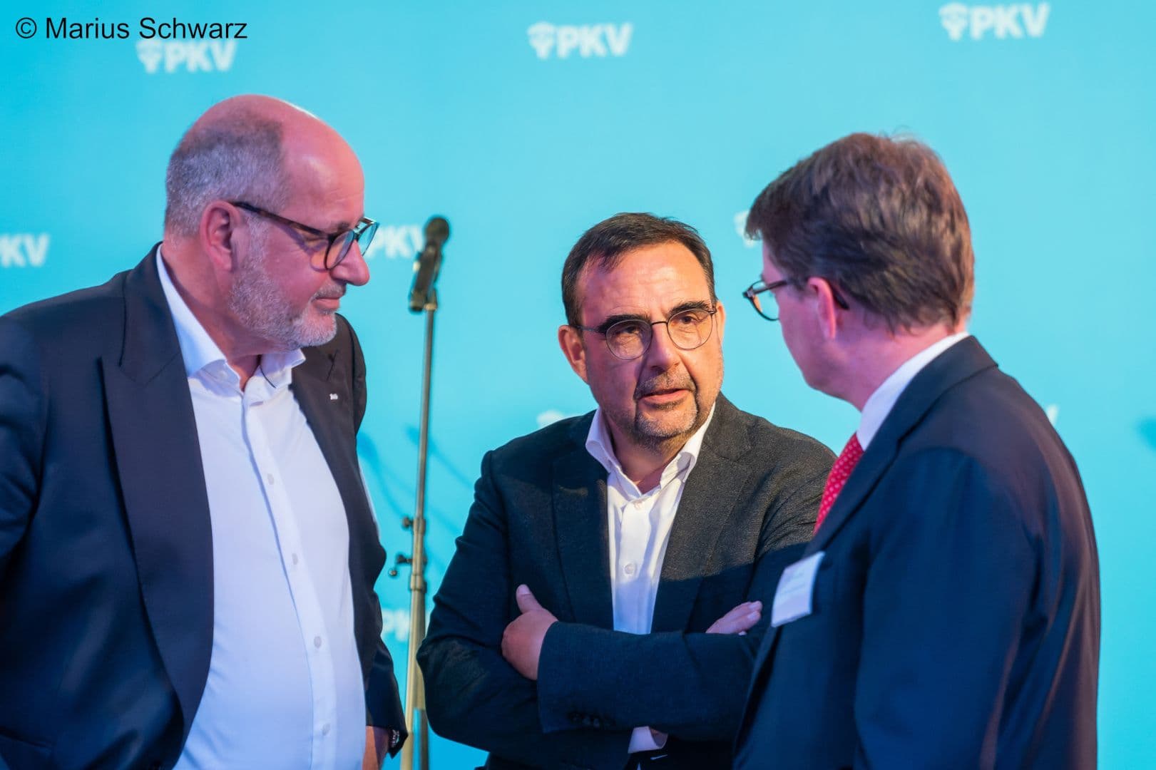 Erklärt die bayerische Gesundheitspolitik: Gesundheitsminister Klaus Holetschek (M.) mit Thomas Brahm (l.) und Florian Reuther (beide PKV-Verband)