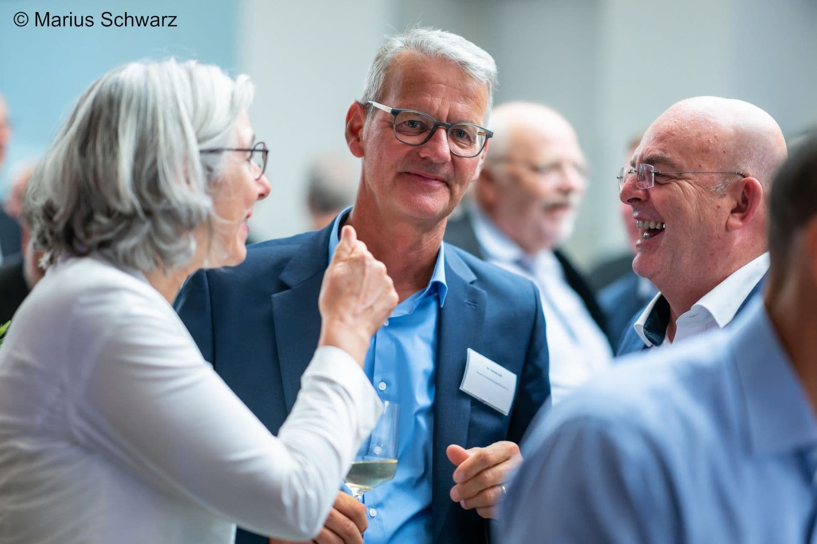 Gabriele Regina Overwiening (ABDA) erheitert Staatssekretär Edgar Franke (BMG) (r.) und bringt Gerald Gaß (DKG) zum Lächeln.