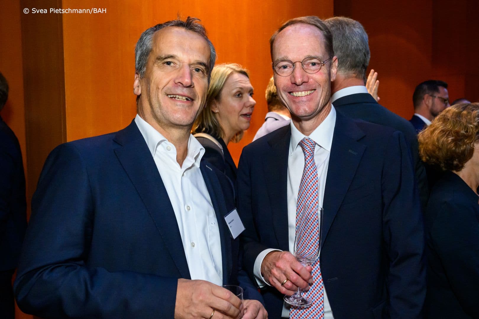 Michael Hennrich (BAH) (l.) mit Oliver Kirst  (Servier Deutschland)