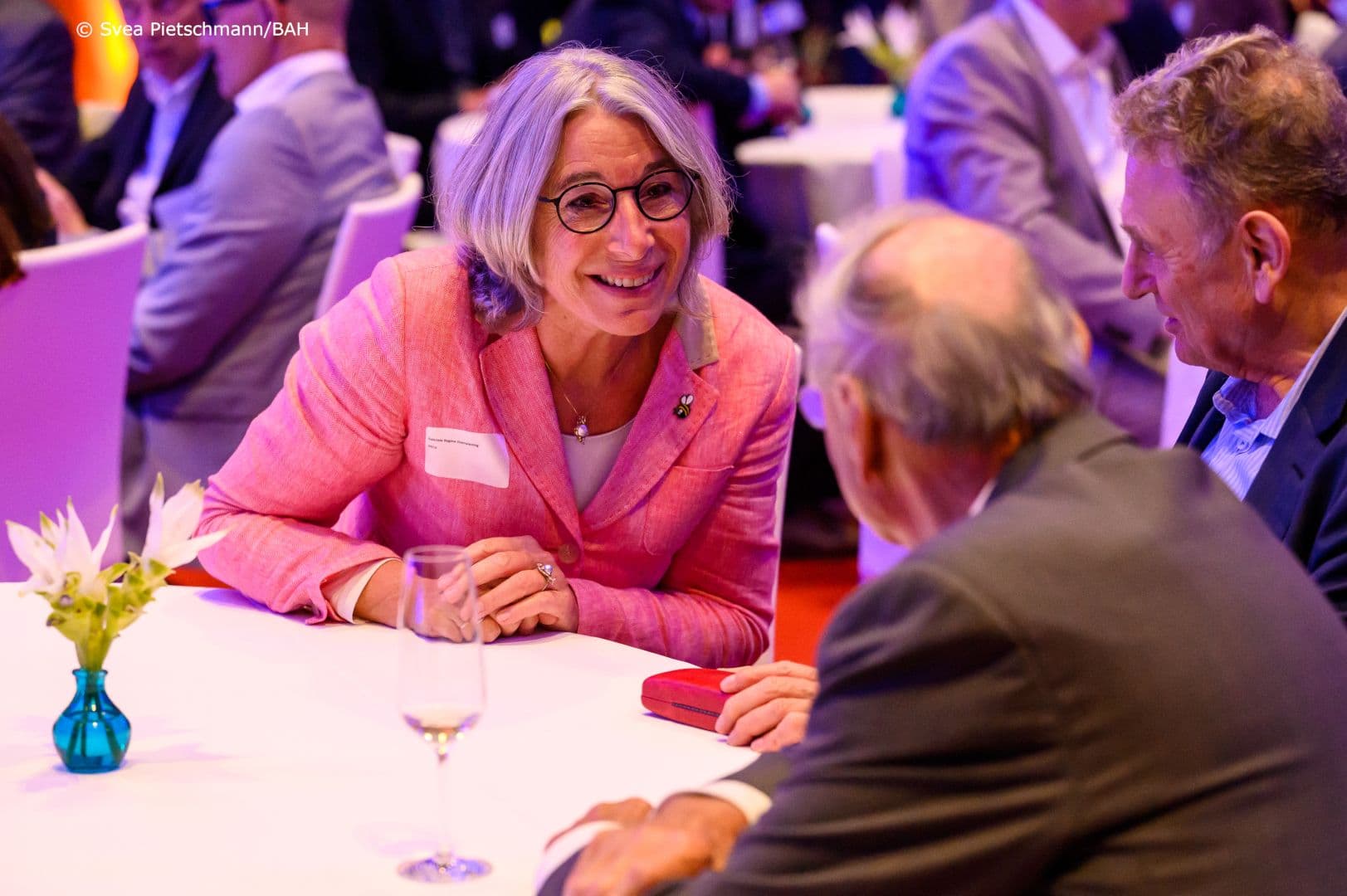 ABDA-Präsidentin Gabriele Regina Overwiening im angeregten Gespräch