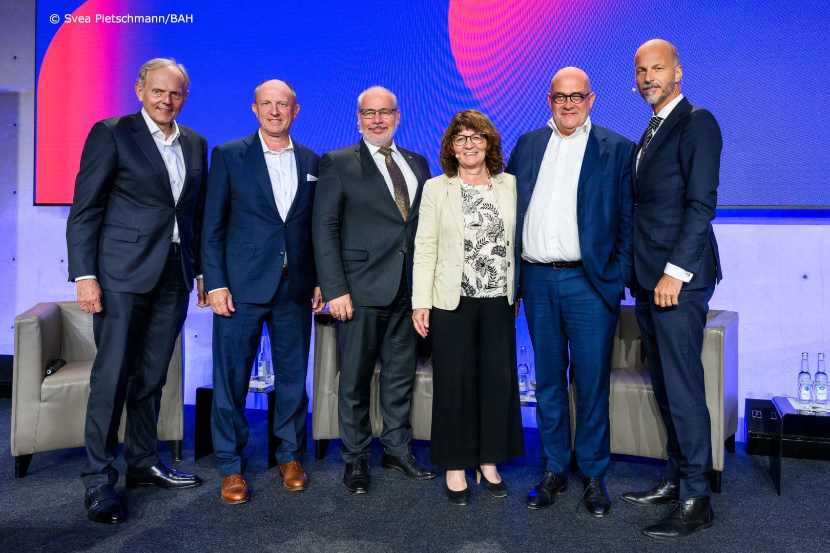 Verbandsführung von BAH und BPI mit Politikern der Gesprächsrunde: Hubertus Cranz, Jörg Wieczorek (beide BAH), Georg Kippels MdB (CDU/CSU), Martina Stamm-Fibich MdB (SPD), Lars F. Lindemann MdB (FDP), Kai Joachimsen (BPI) (v.l.n.r.)