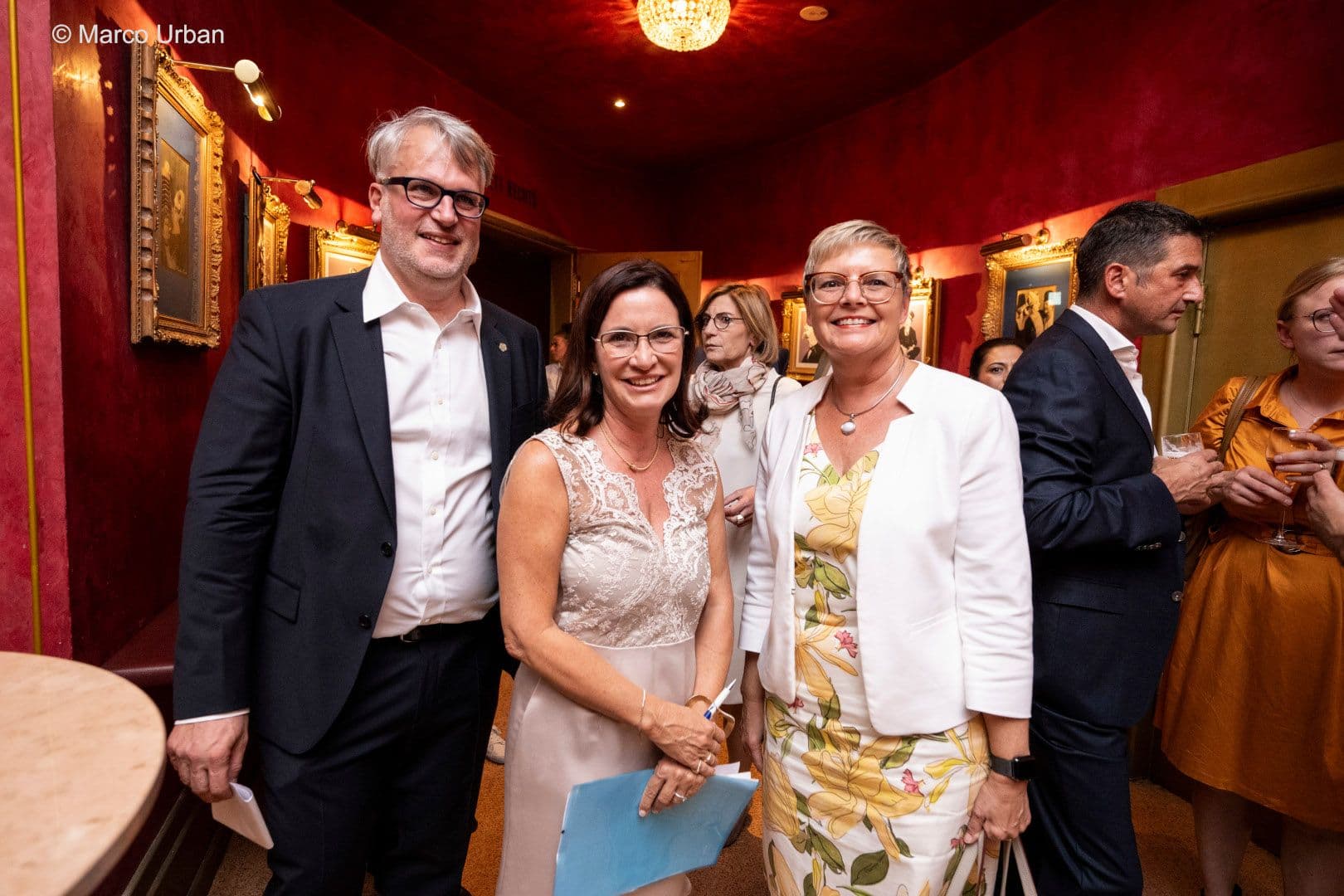 Noch lächeln sie gemeinsam Markus Beier, Nicola Buhlinger-Göpfarth (beide Hausärztinnen- und Hausärzteverband) und BMG-Staatssekretärin Sabine Dittmar (v.l.n.r.)