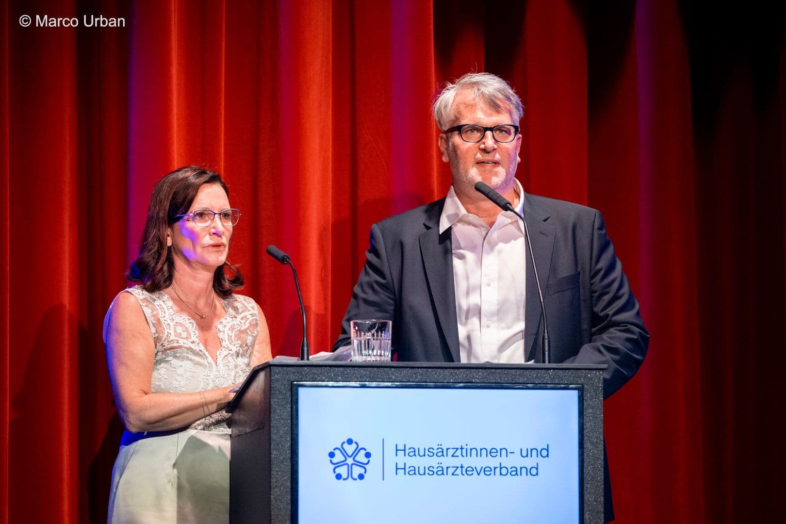 Kündigen große Vorhaben des Hausärztinnen- und Hausärzteverbandes während ihrer Begrüßung an: Nicola Buhlinger-Göpfarth und Markus Beier.