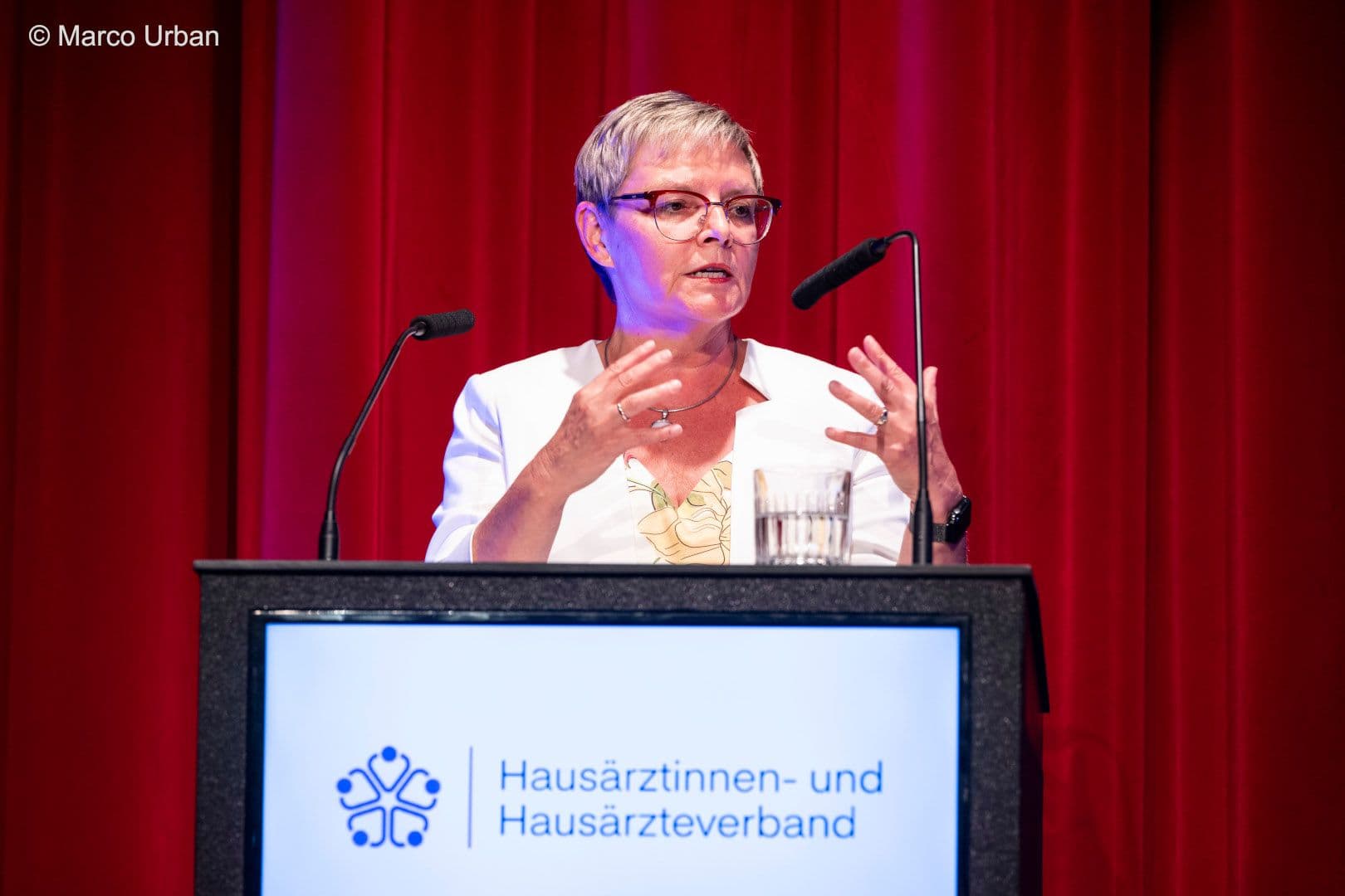 Sabine Dittmar, parlamentarische Staatssekretärin im BMG, macht während ihrer Rede auch Ankündigungen.