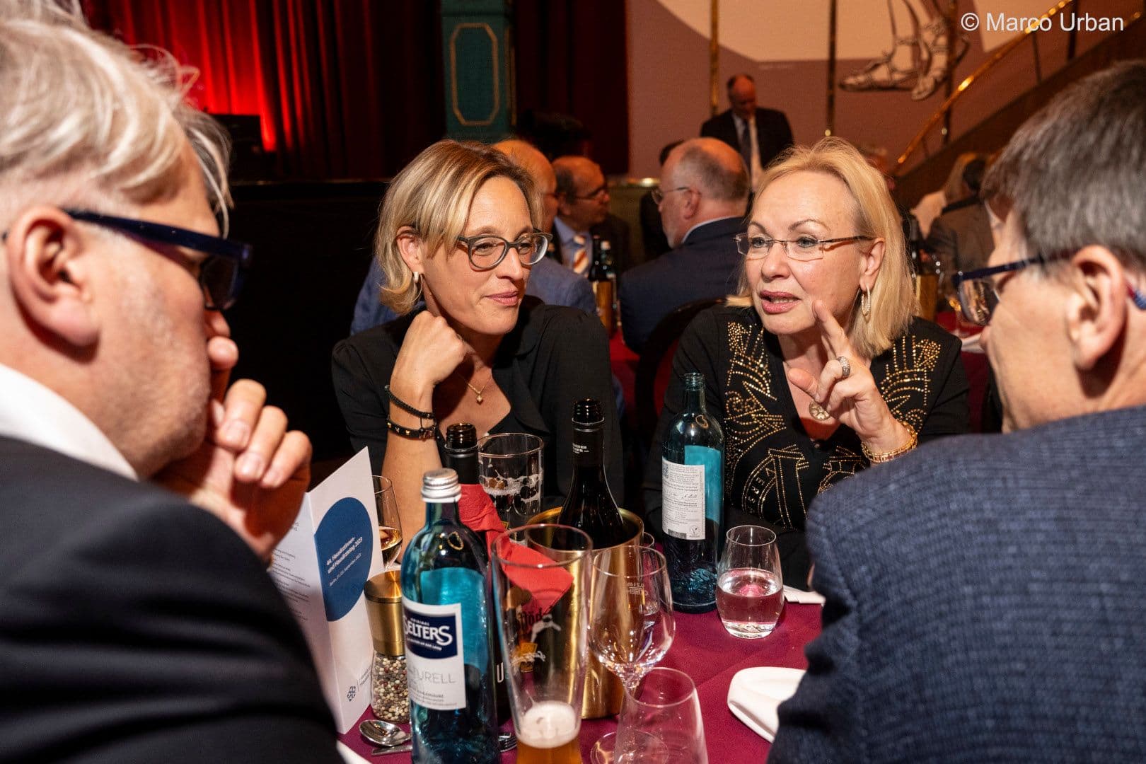 Dominique Jaeger (M&P Dr. Matzen & Partner) (2.v.l.) , Petra Reis-Berkowicz (KBV) und Markus Beier (Hausärztinnen- und Hausärzteverband) (l.)