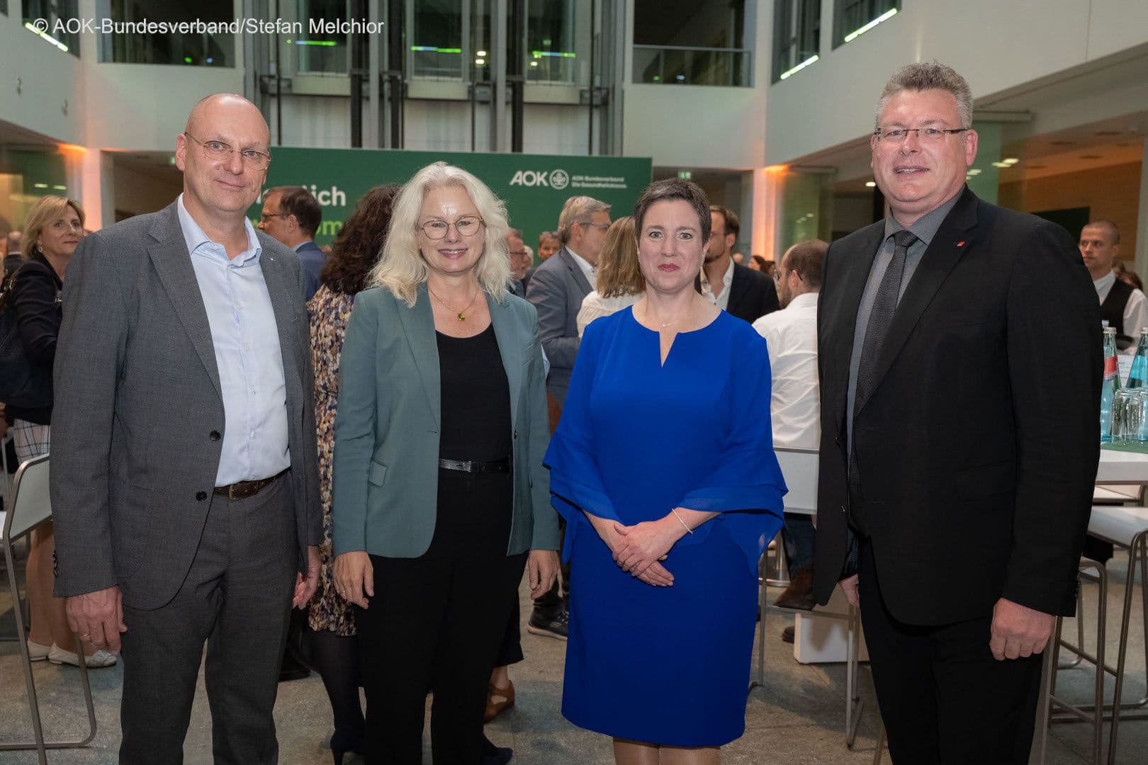 Aufsichtsratsvorsitzende und Vize-Vorstand des AOK-Bundesverbandes mit Politik: Jens Martin Hoyer (AOK-Bundesverband), Kirsten Kappert-Gonther MdB (Grüne), Susanne Wagenmann und Knut Lambertin (beide AOK-Bundesverband) (v.l.n.r.)