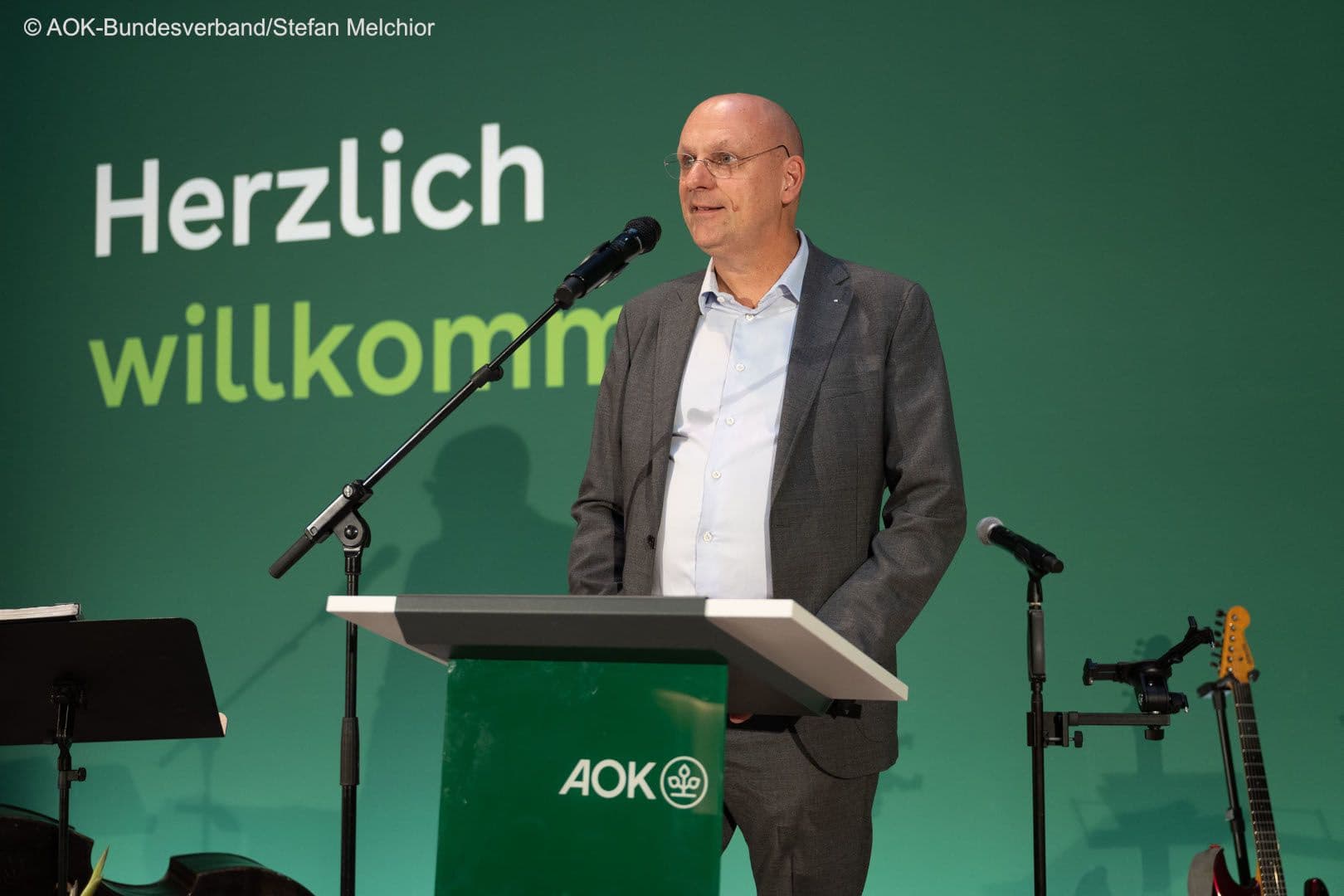 Jens Martin Hoyer, stellvertretender Vorstandsvorsitzender des AOK-Bundesverbandes, begrüßt die Gäste des AOK-Herbstfestes